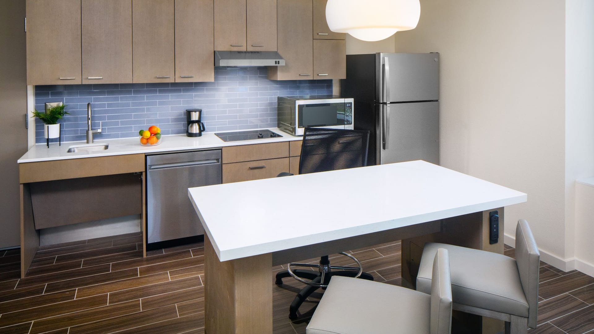 2 из 3 Hyatt House Tallahassee Capitol - University Accessible Kitchen Suite