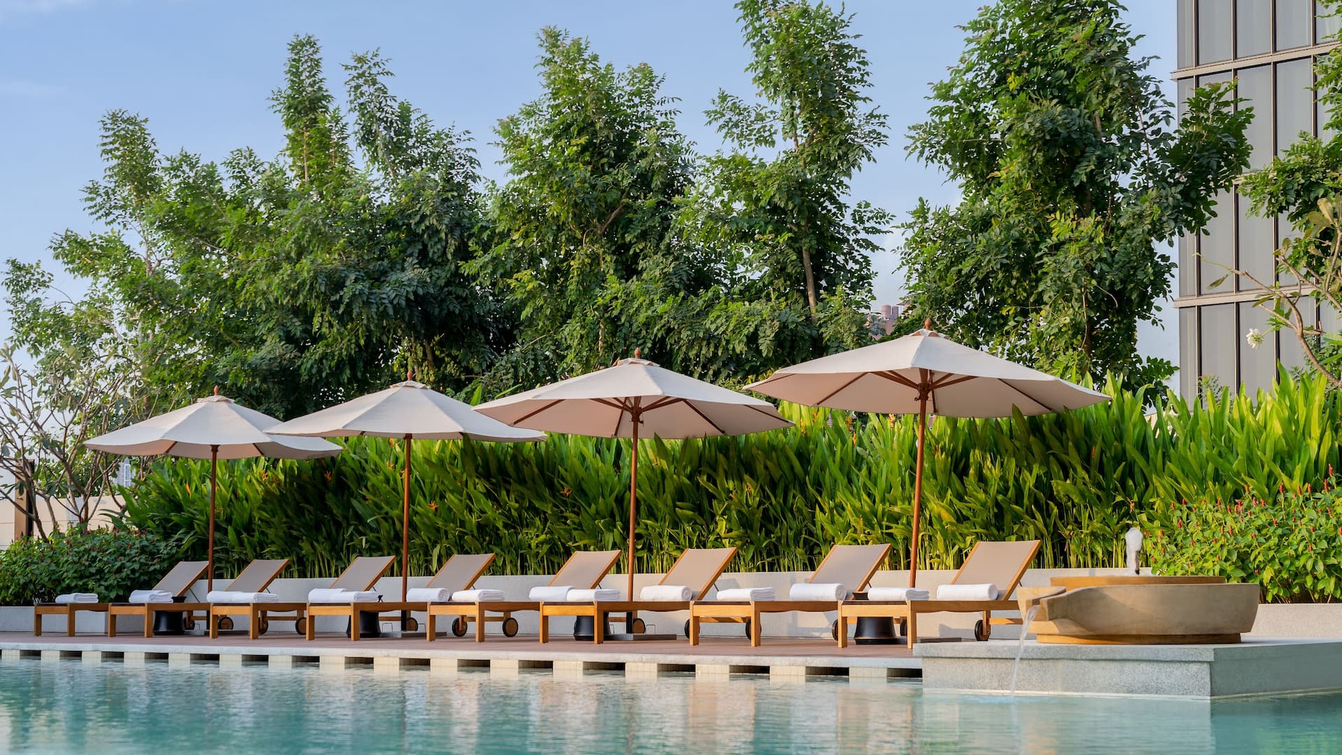 1 នៃ 1 Hyatt Regency Phnom Penh Pool Seating