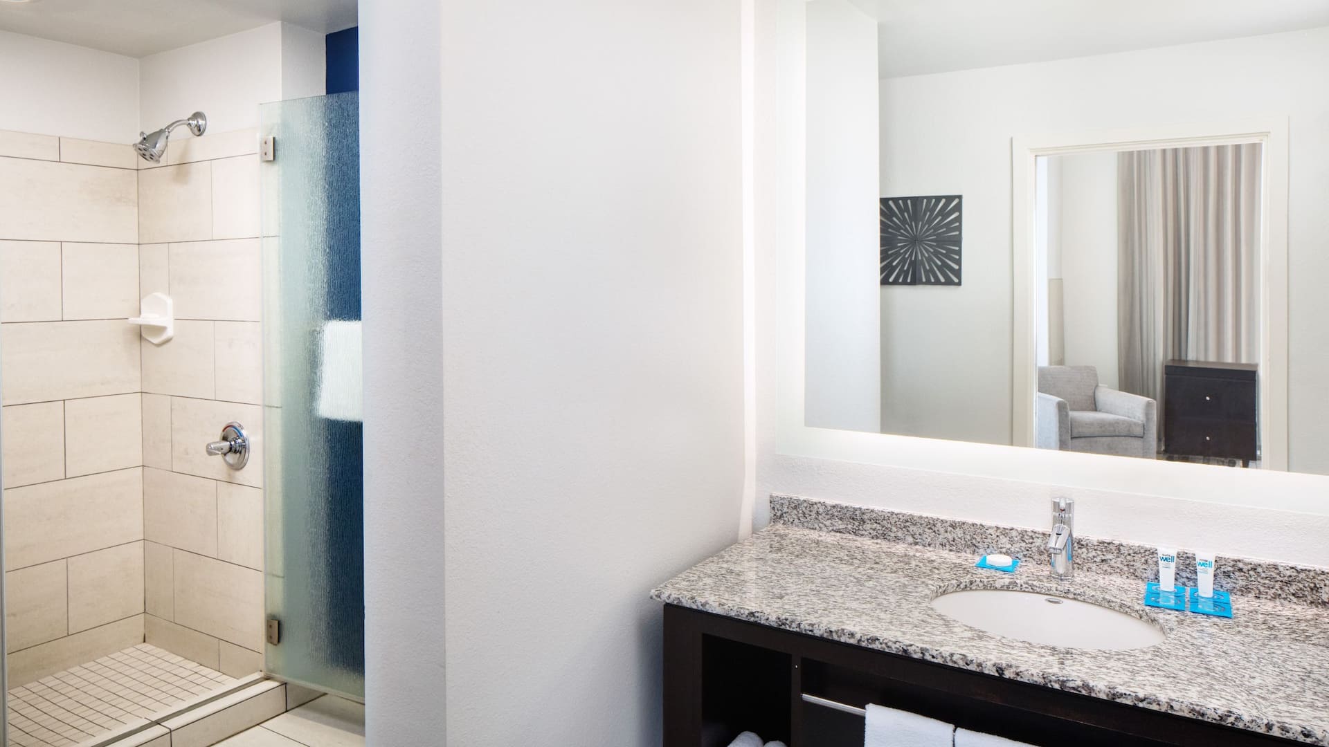 4 de 4 Hyatt House Charlotte/Center City Diamond Suite Bathroom