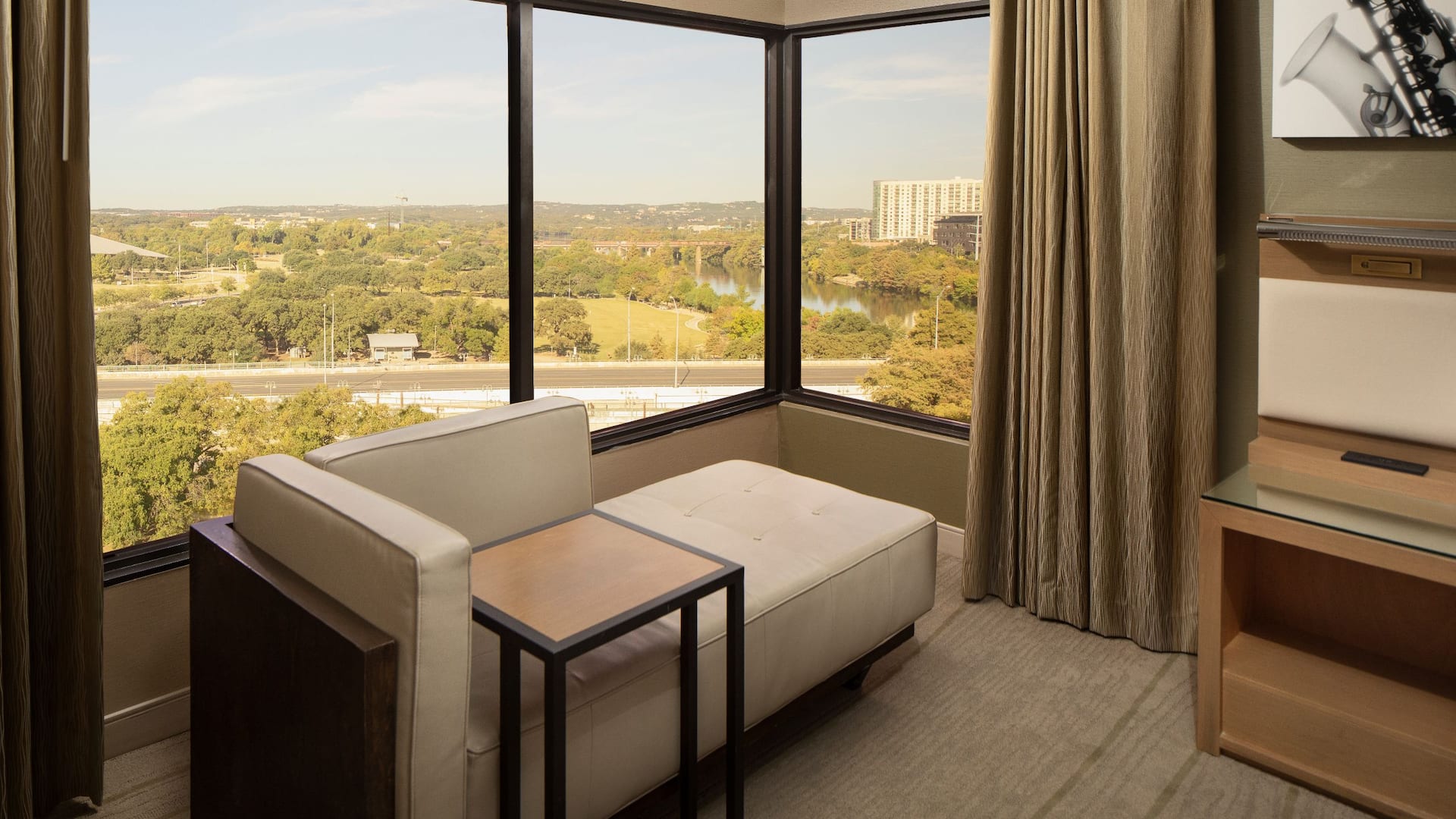 1/4 Hyatt Regency Austin Guestroom Park View Day
