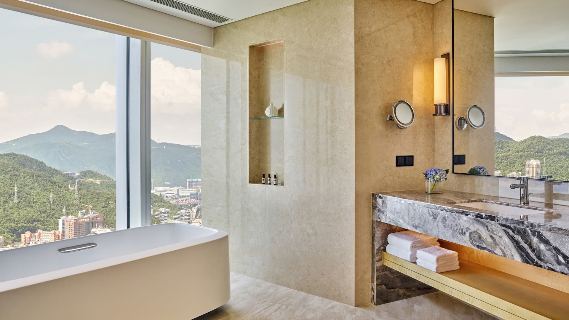 2 de 2 Hyatt Regency Shenzhen Yantian Deluxe City View Bathroom