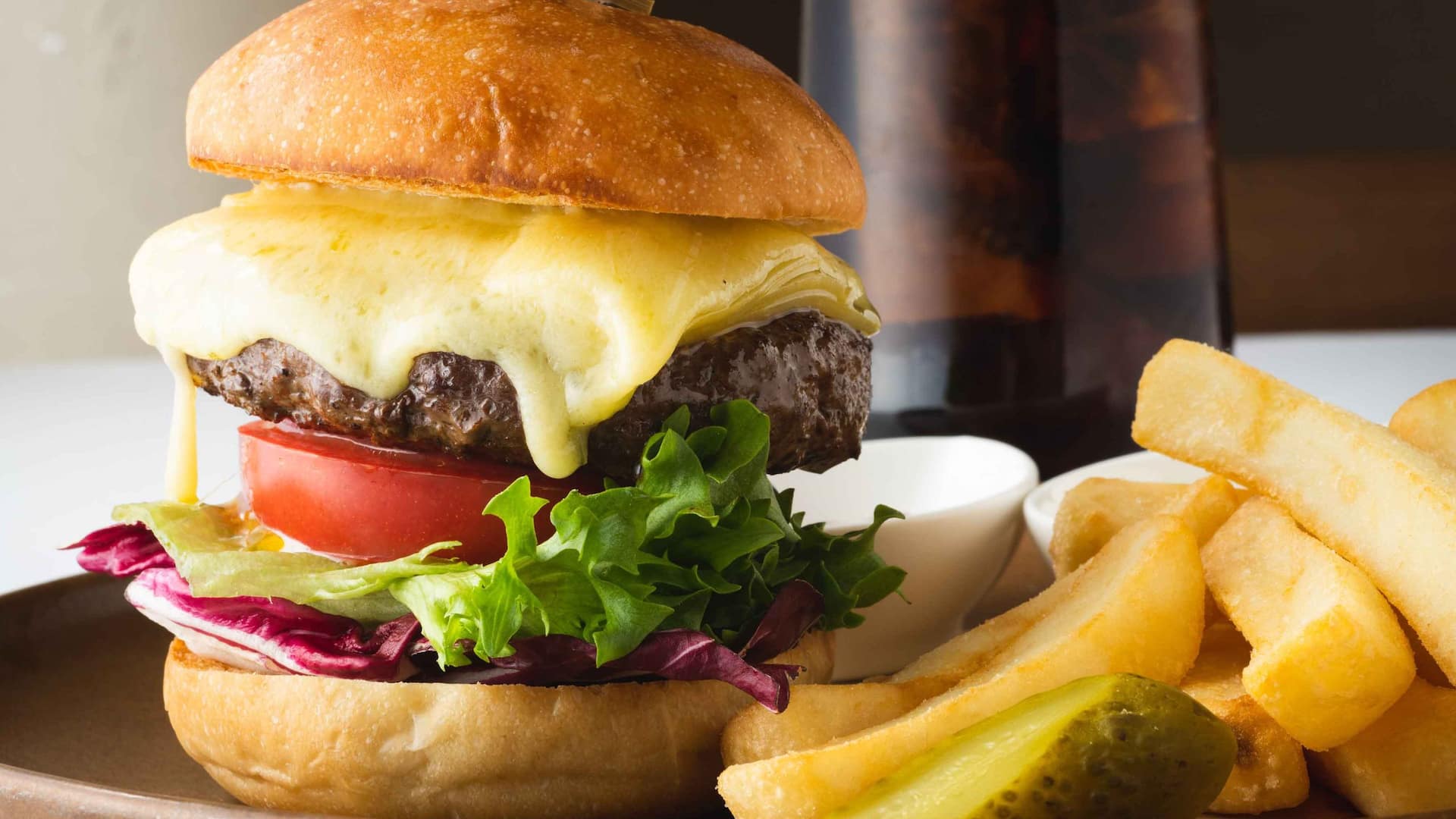 Cheeseburger und Pommes Frites als Roomservice Bestellung auf dem Bett im Hyatt Regency Mainz.