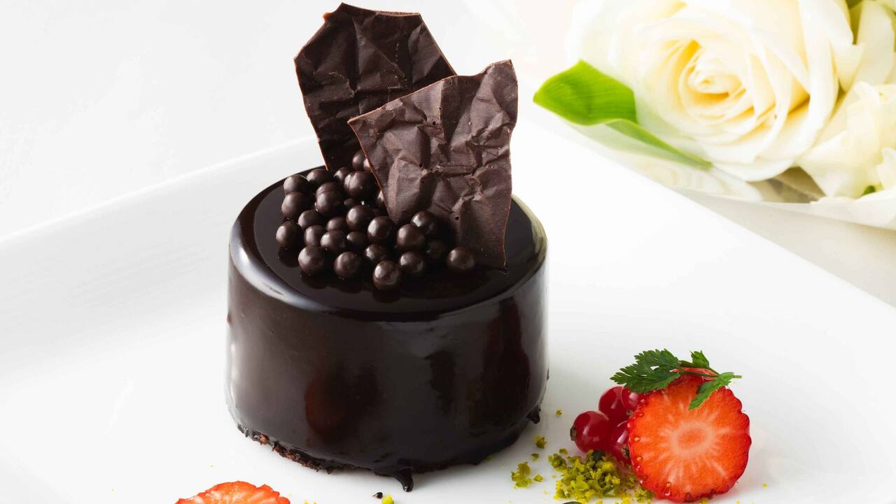Hyatt Regency Hakone Resort & Spa| Living Room Chocolate cake