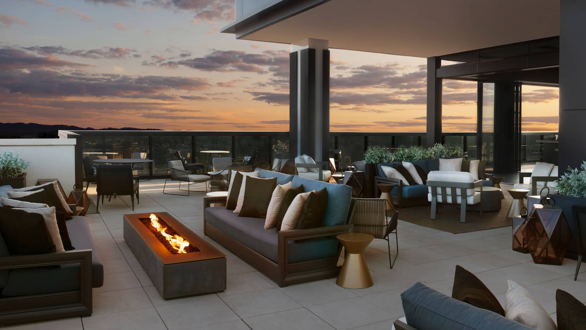 Grand Hyatt Nashville louna Rooftop Bar Terrace