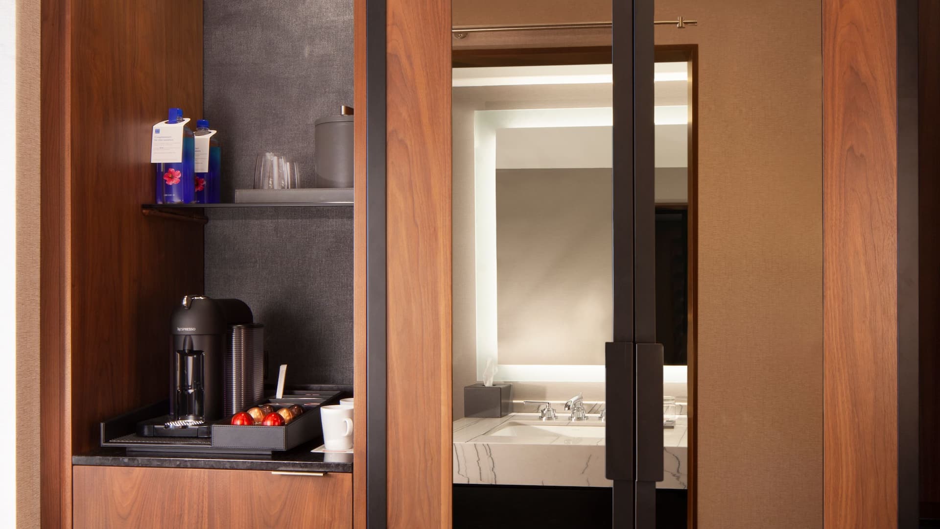3/4 Grand Hyatt Nashville Guest Wardrobe