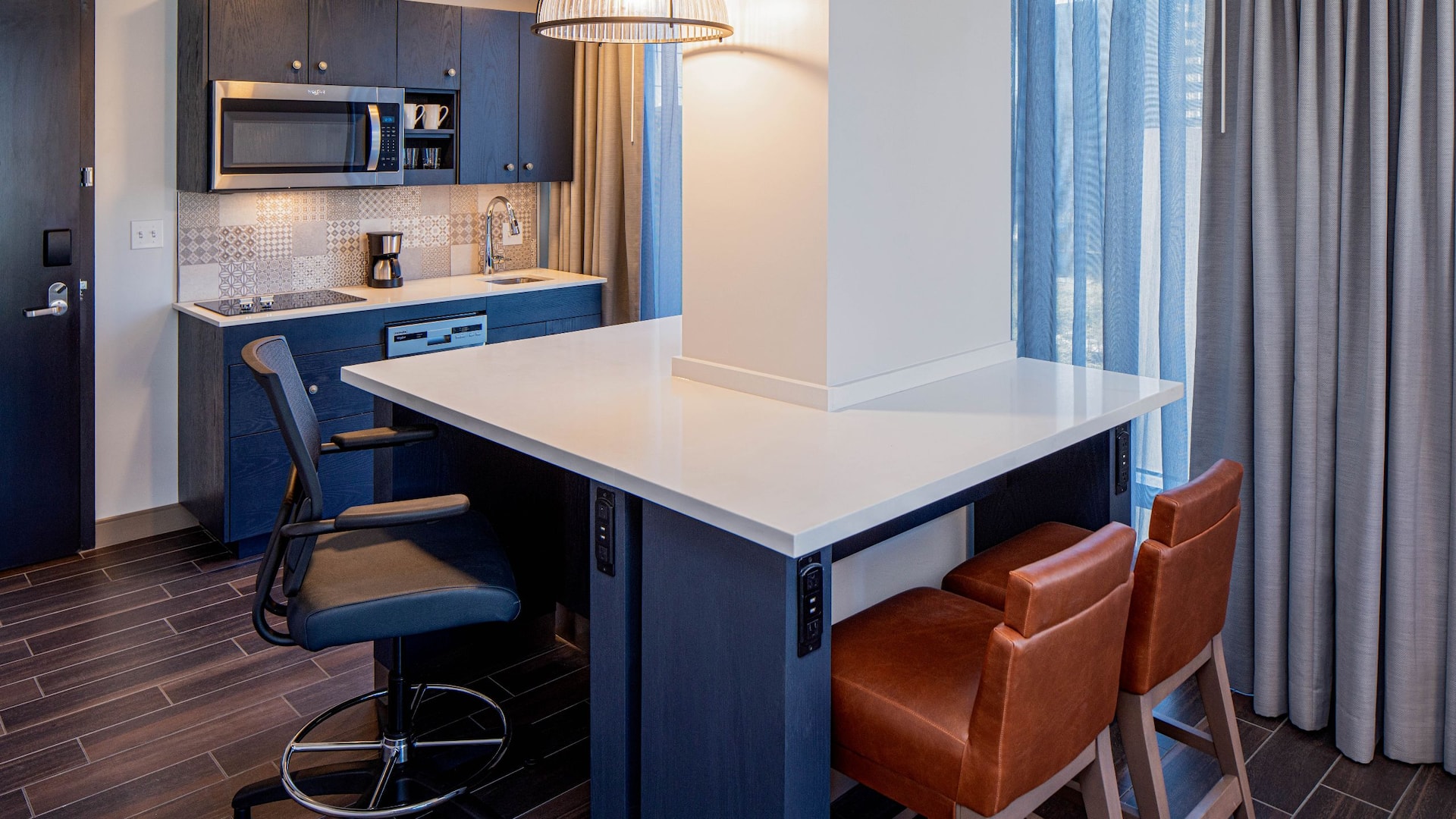 2 из 3 Hyatt House Tampa Downtown Studio Kitchen Island View