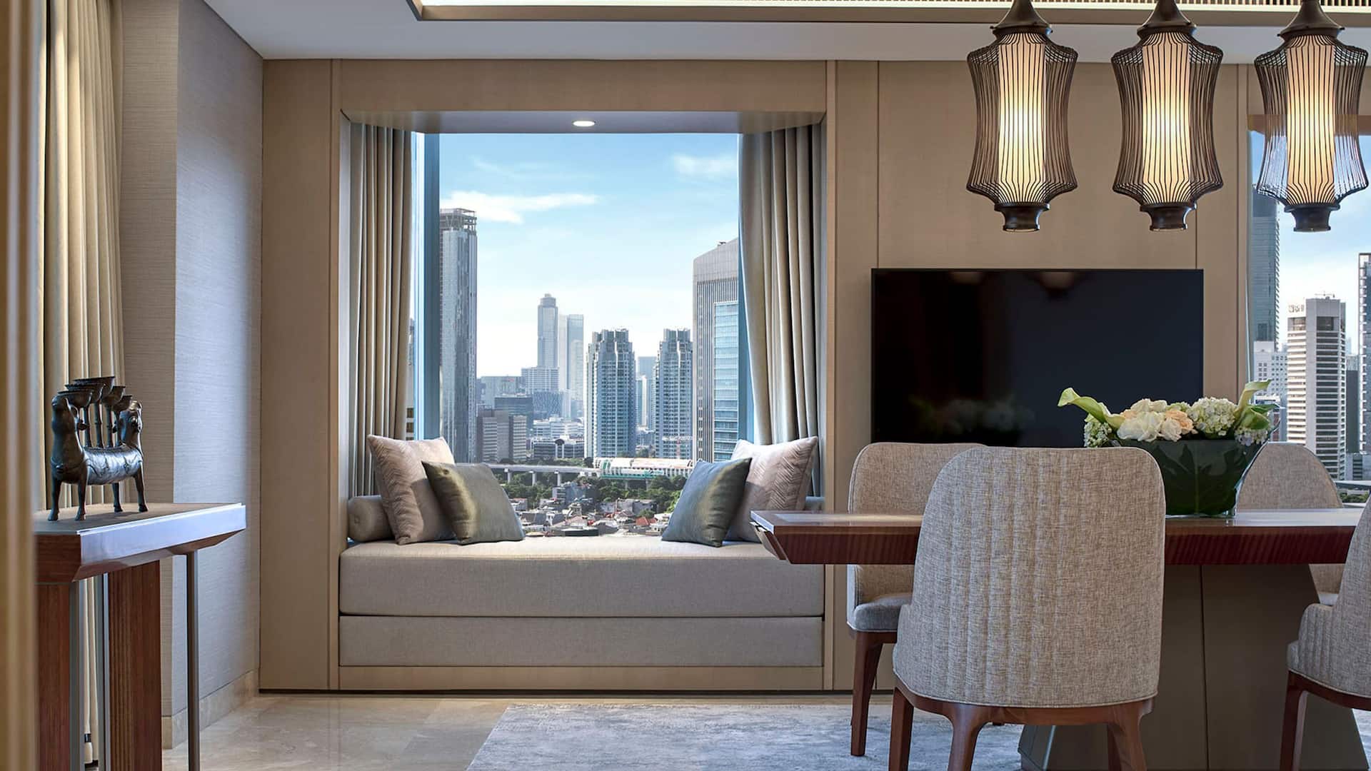 5 dari 7 Grand Hyatt Jakarta Diplomatic Suite Dining Bench