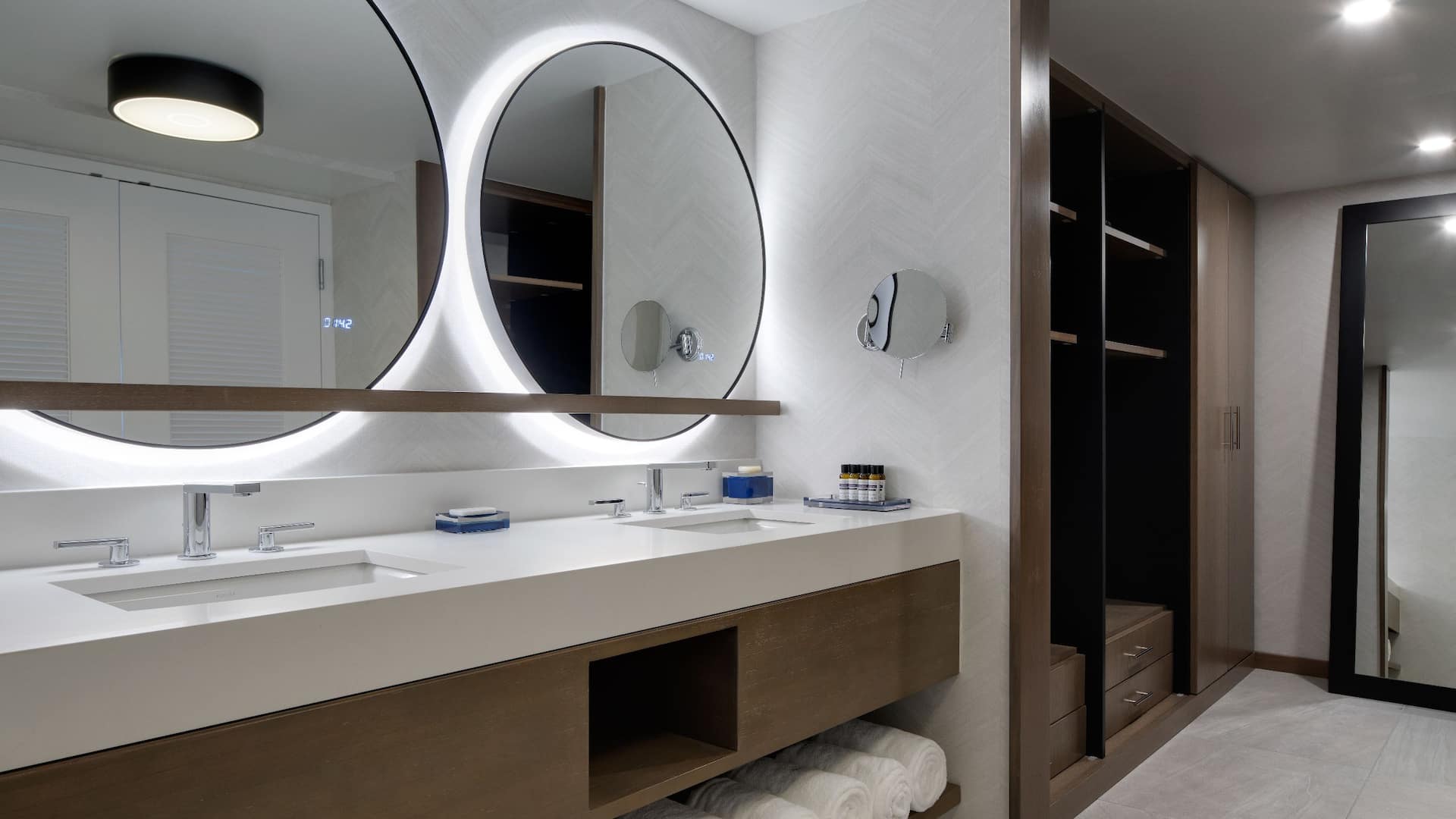 4/4 Hyatt Regency Boston Harbor Presidential Suite Vanity Closet