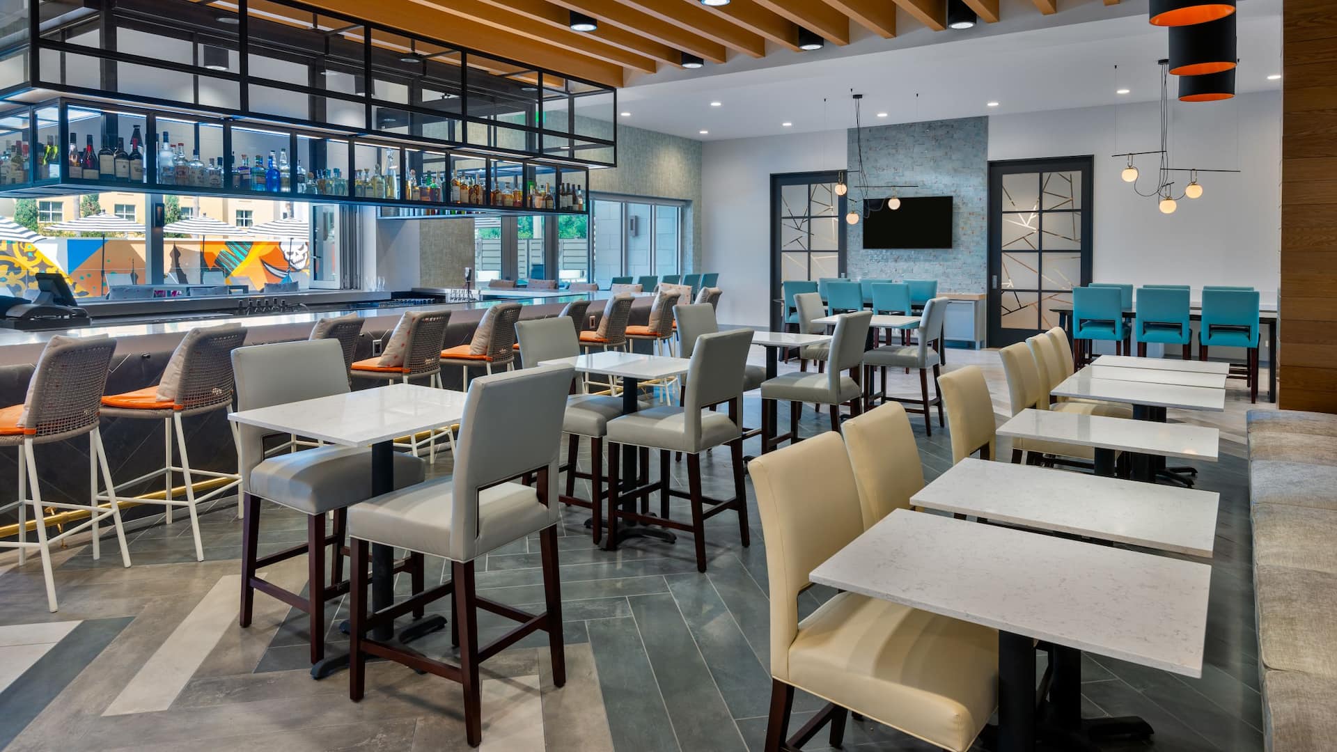 Hyatt House Tampa Airport / Westshore HBar Commons Seating