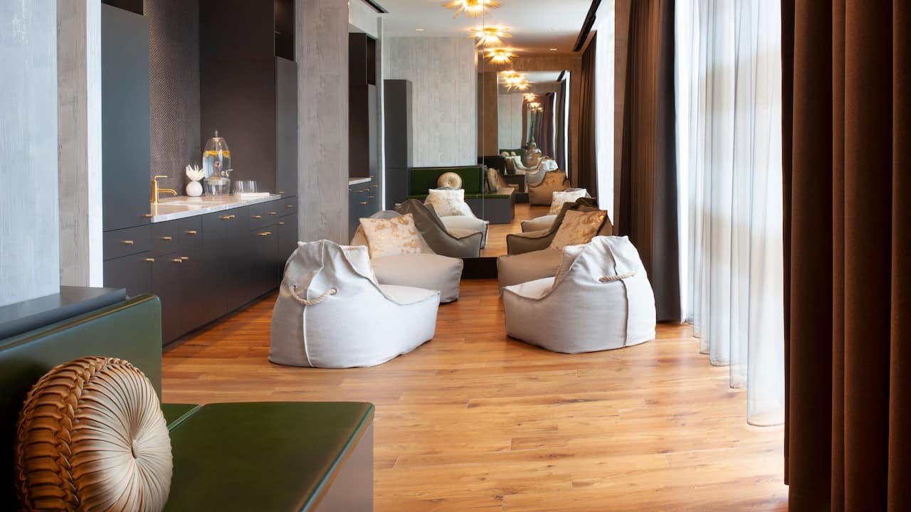 R+R Wellness Spa relaxation area with seating