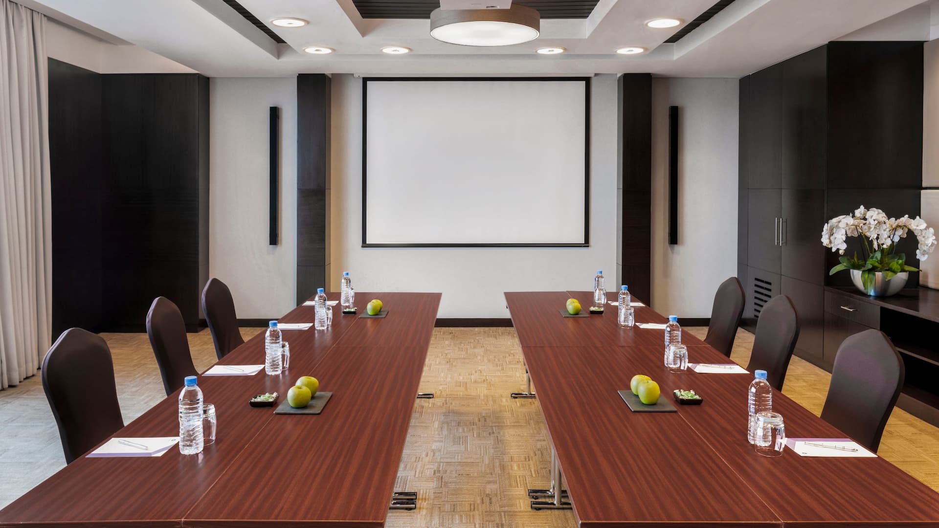 Hyatt Regency Oryx Doha Meeting Room Boardroom Setup
