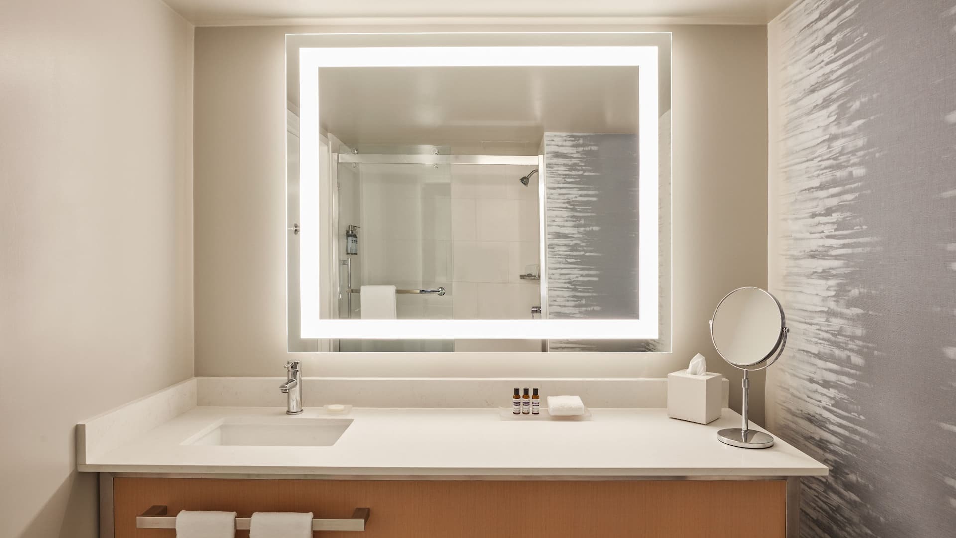 3 de 3 Hyatt Regency Orange County Guest Bathroom Shower