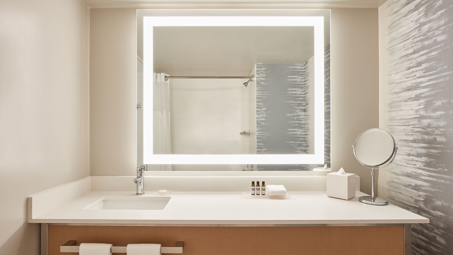 2 de 2 Hyatt Regency Orange County Guest Bathroom Tub