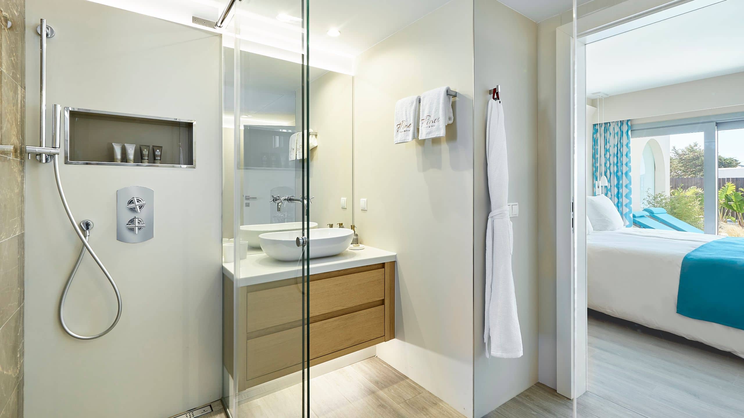 4 von 7 7Pines Resort Ibiza Laguna Suite Swim Up Bathroom
