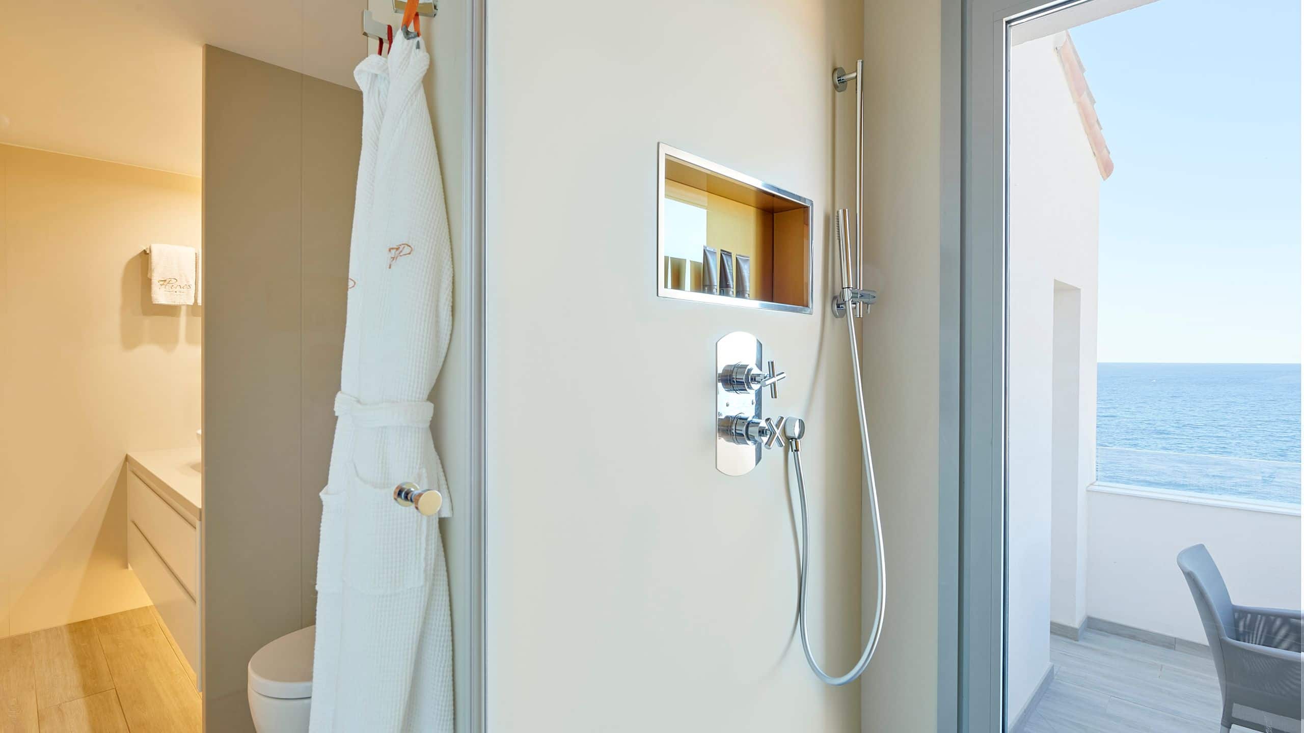 7 von 8 7Pines Resort Ibiza Cliff Pool Suite Duplex Deluxe Bathroom