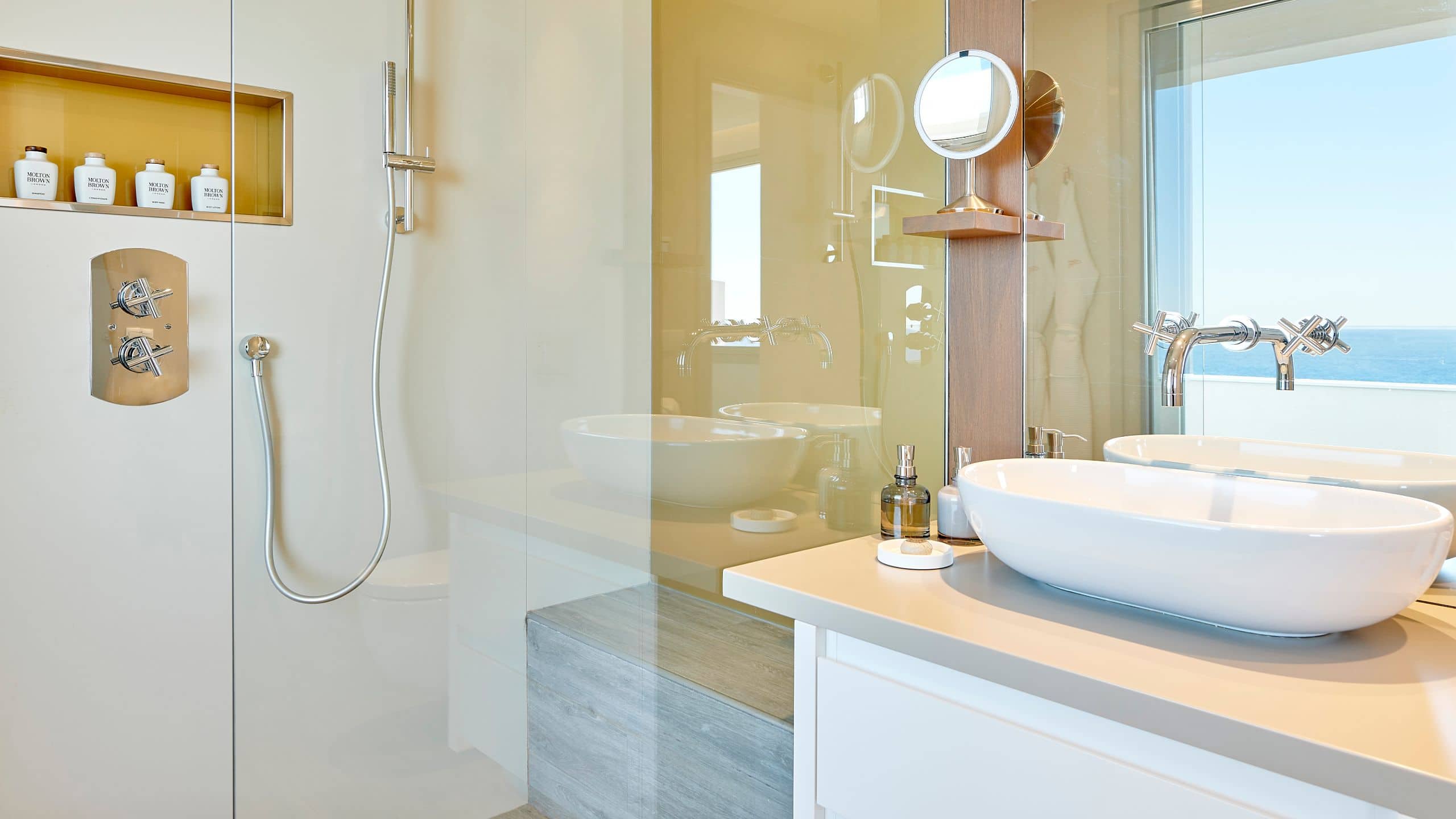 8 von 9 7Pines Resort Ibiza Cliff Pool Suite Duplex Deluxe Master Bath