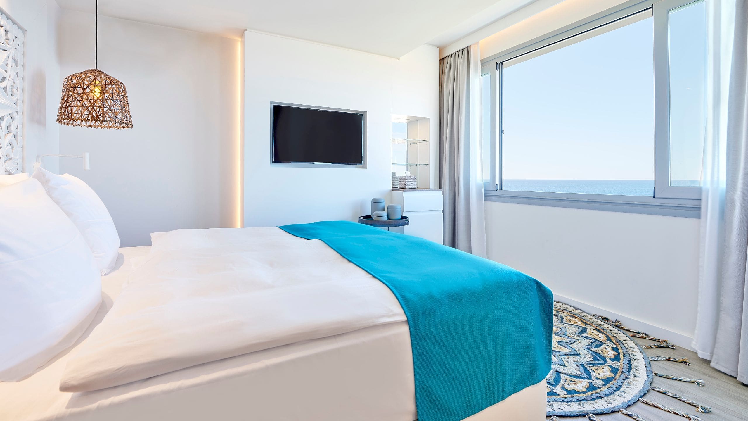7 von 9 7Pines Resort Ibiza Cliff Pool Suite Duplex Deluxe Master Bedroom