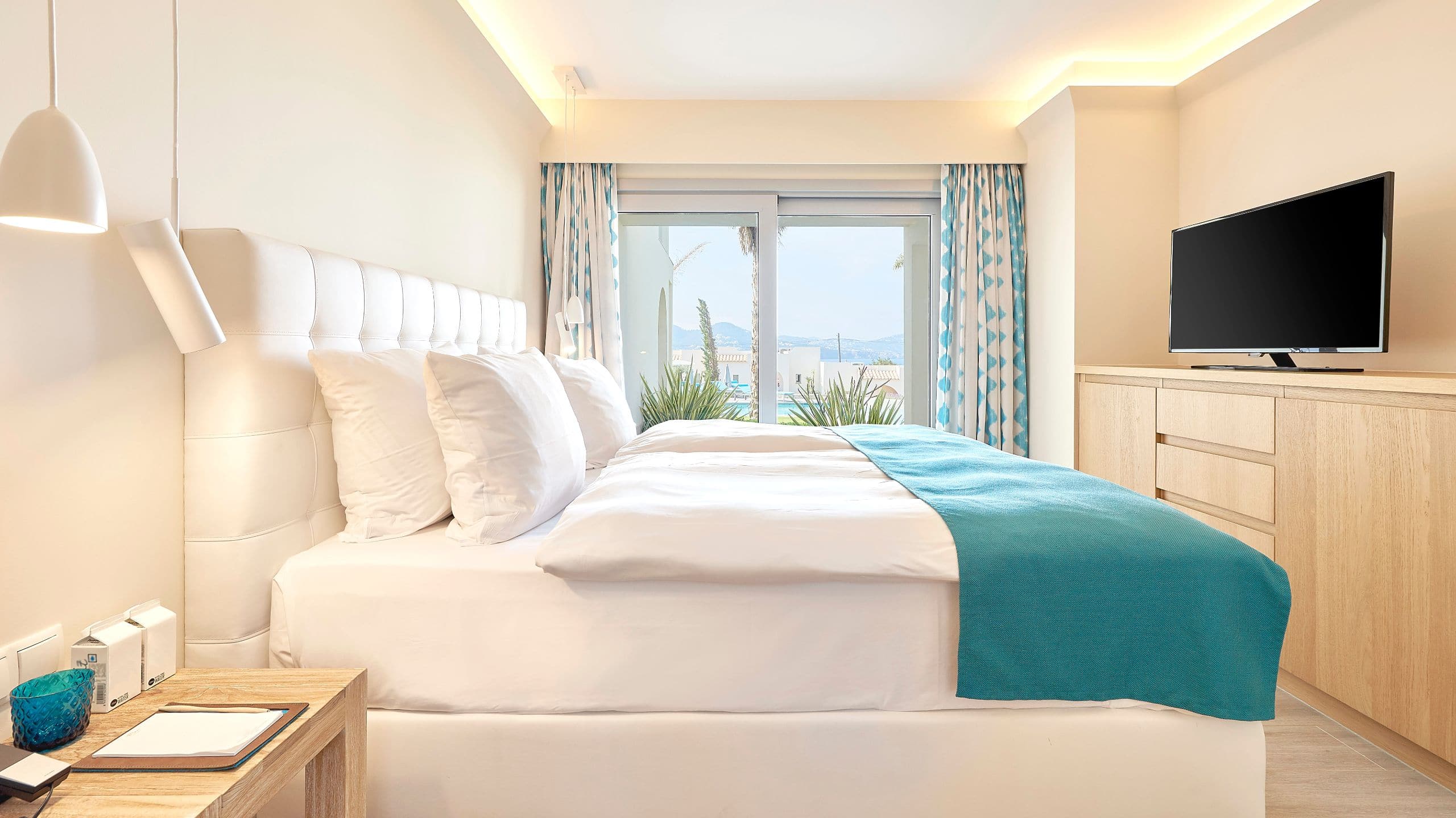 2 von 8 7Pines Resort Ibiza Family Suite Two Bedroom Guestroom