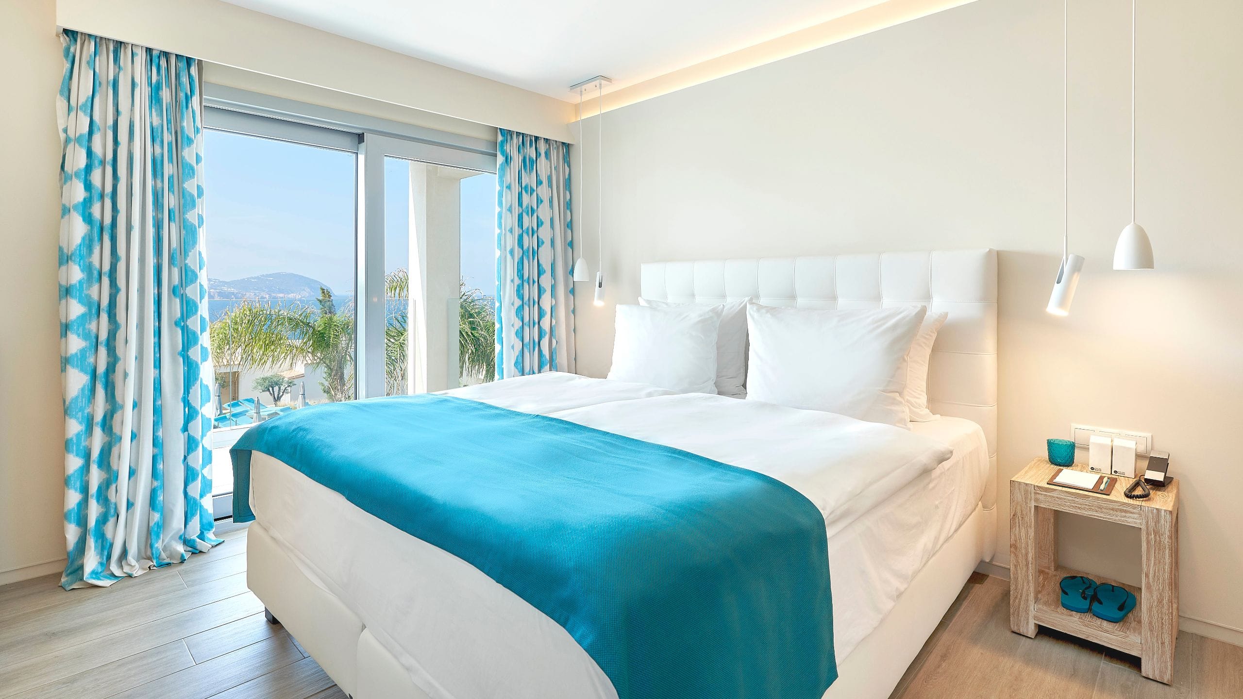 2 von 5 7Pines Resort Ibiza Laguna Suite Sea View Bedroom