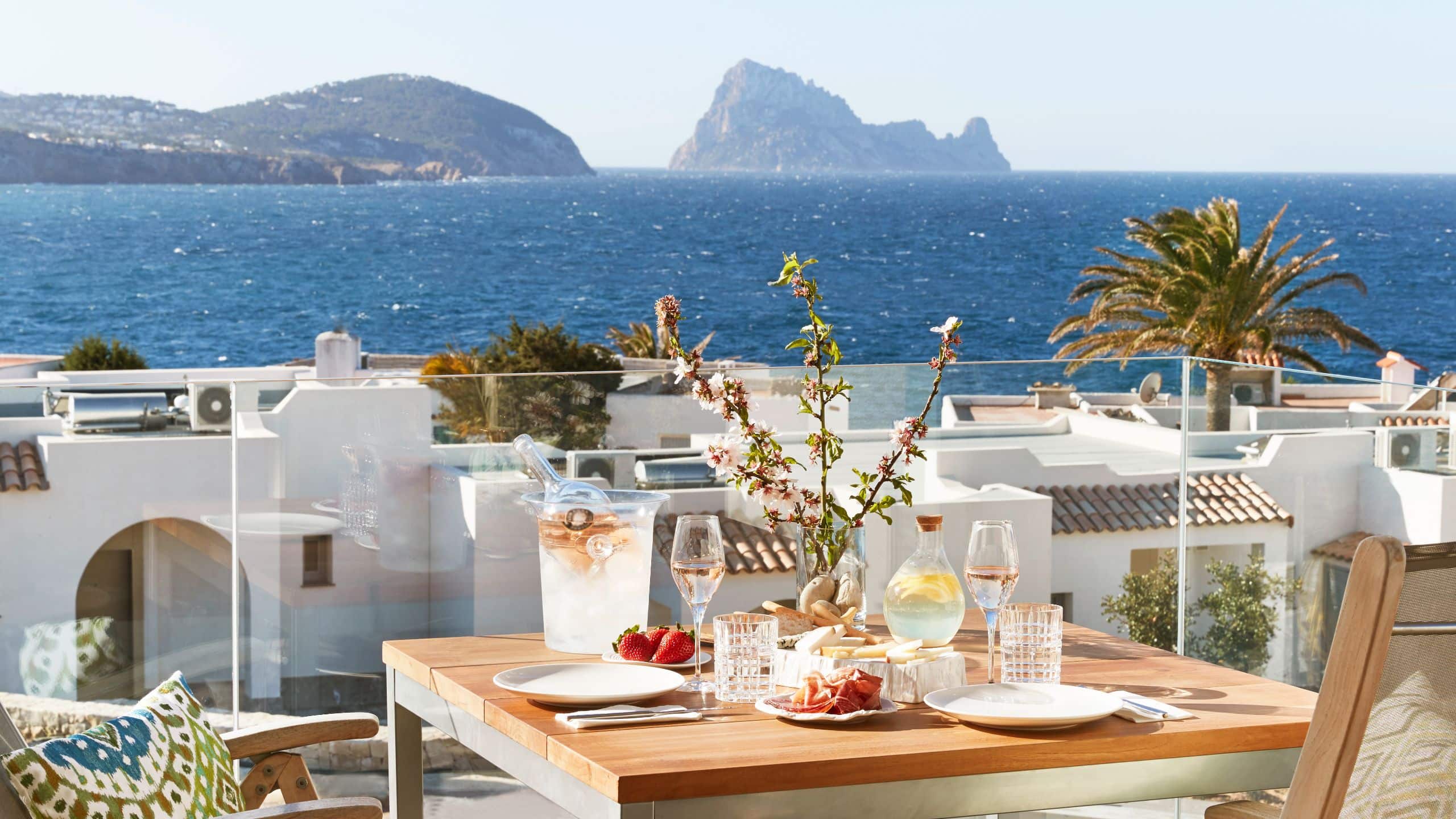 3 von 5 7Pines Resort Ibiza Laguna Suite Sea View Two Bedroom Terrace