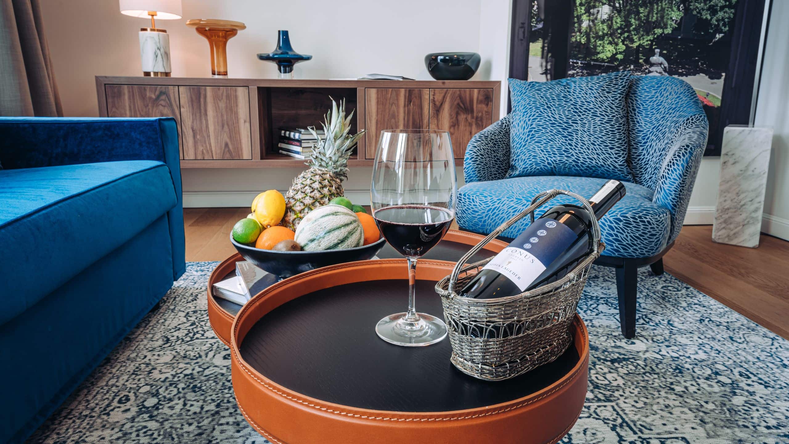 12 von 12 The Wellem Wellem Art Suite Living Wine