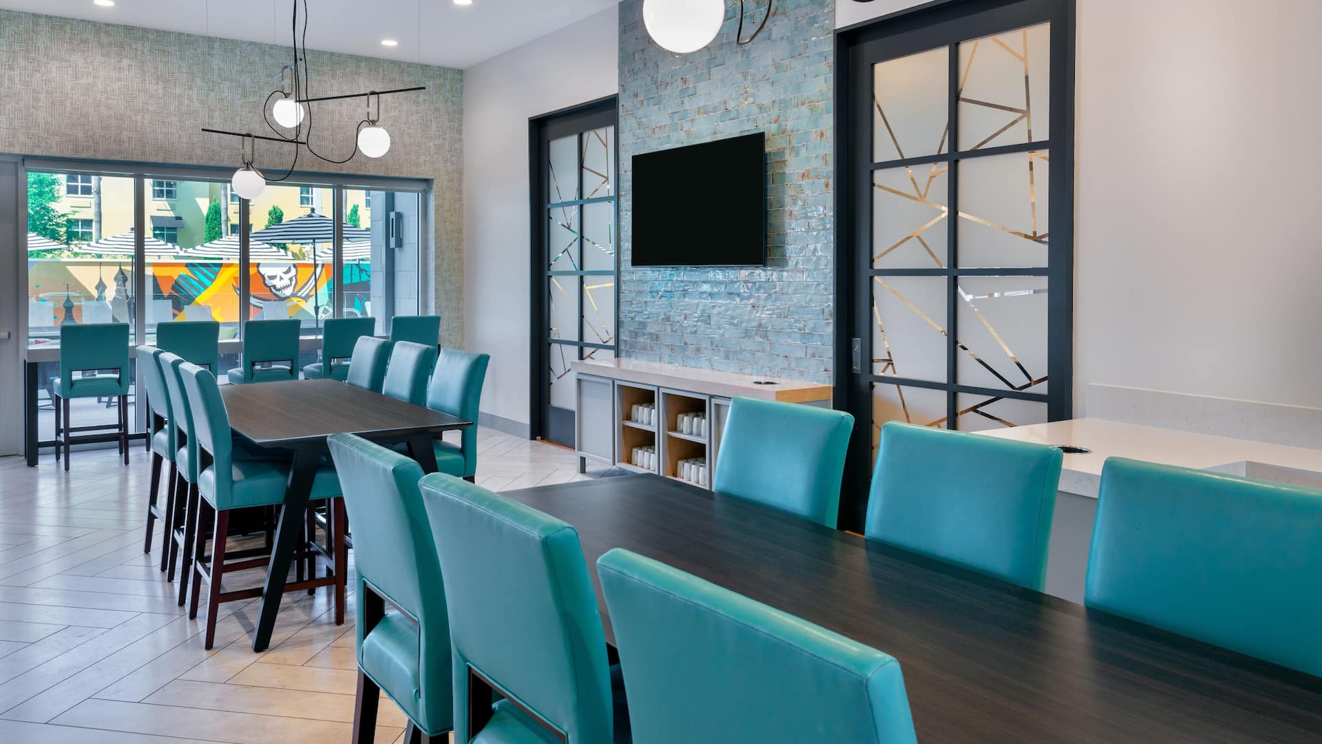 Hyatt House Tampa Airport / Westshore Communal Dining Tables