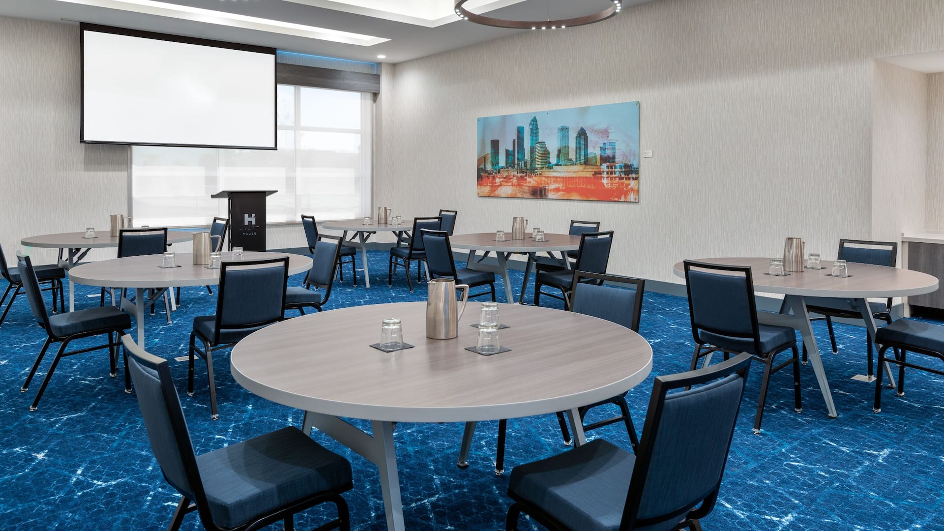 Hyatt House Tampa Airport / Westshore Skyway Round Table Seating
