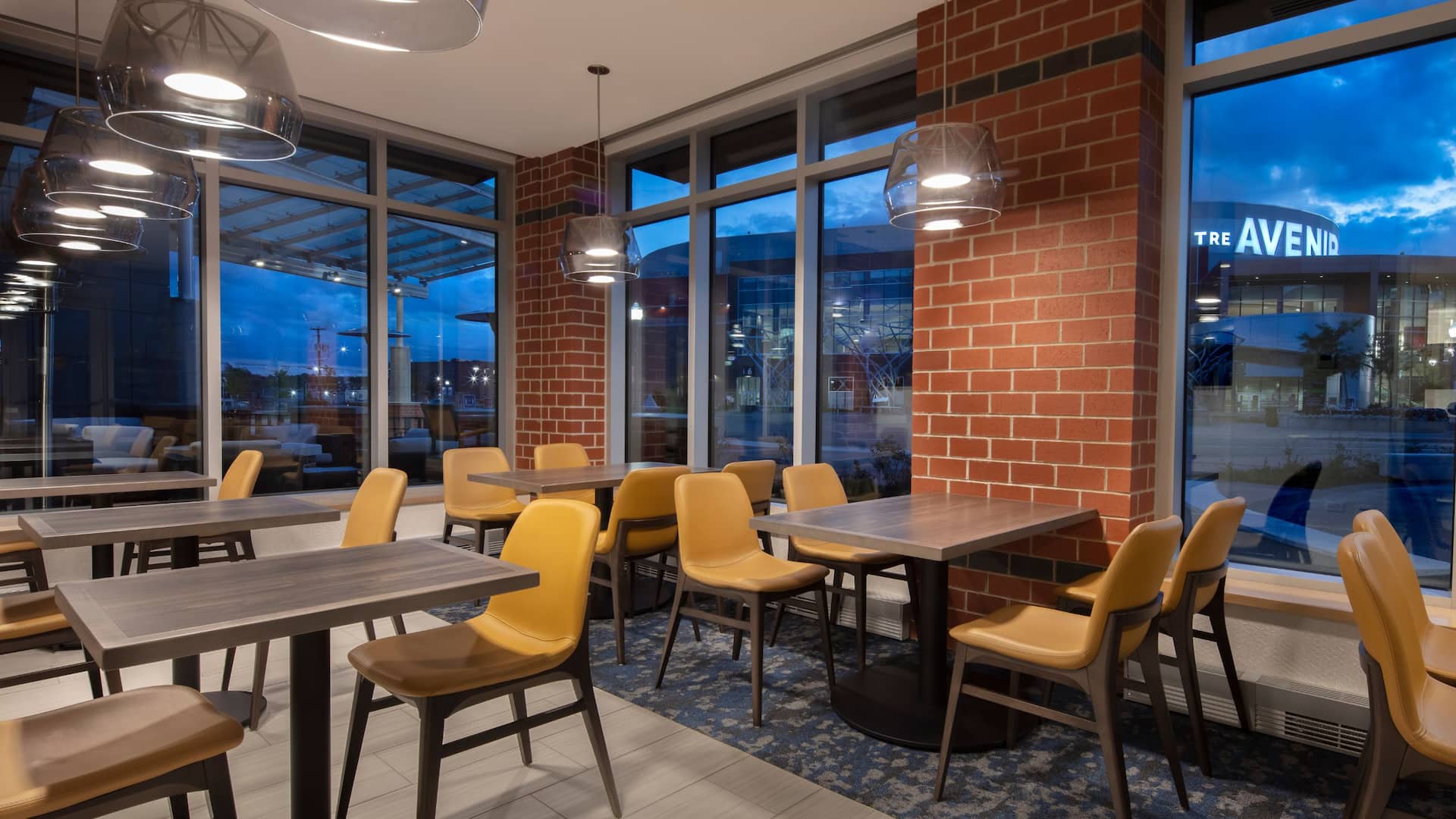Hyatt Place Moncton / Downtown Breakfast Bar Seating