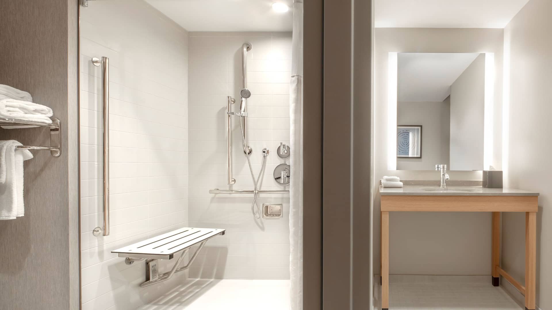 2/2 Hyatt Place Moncton / Downtown King ADA Bathroom