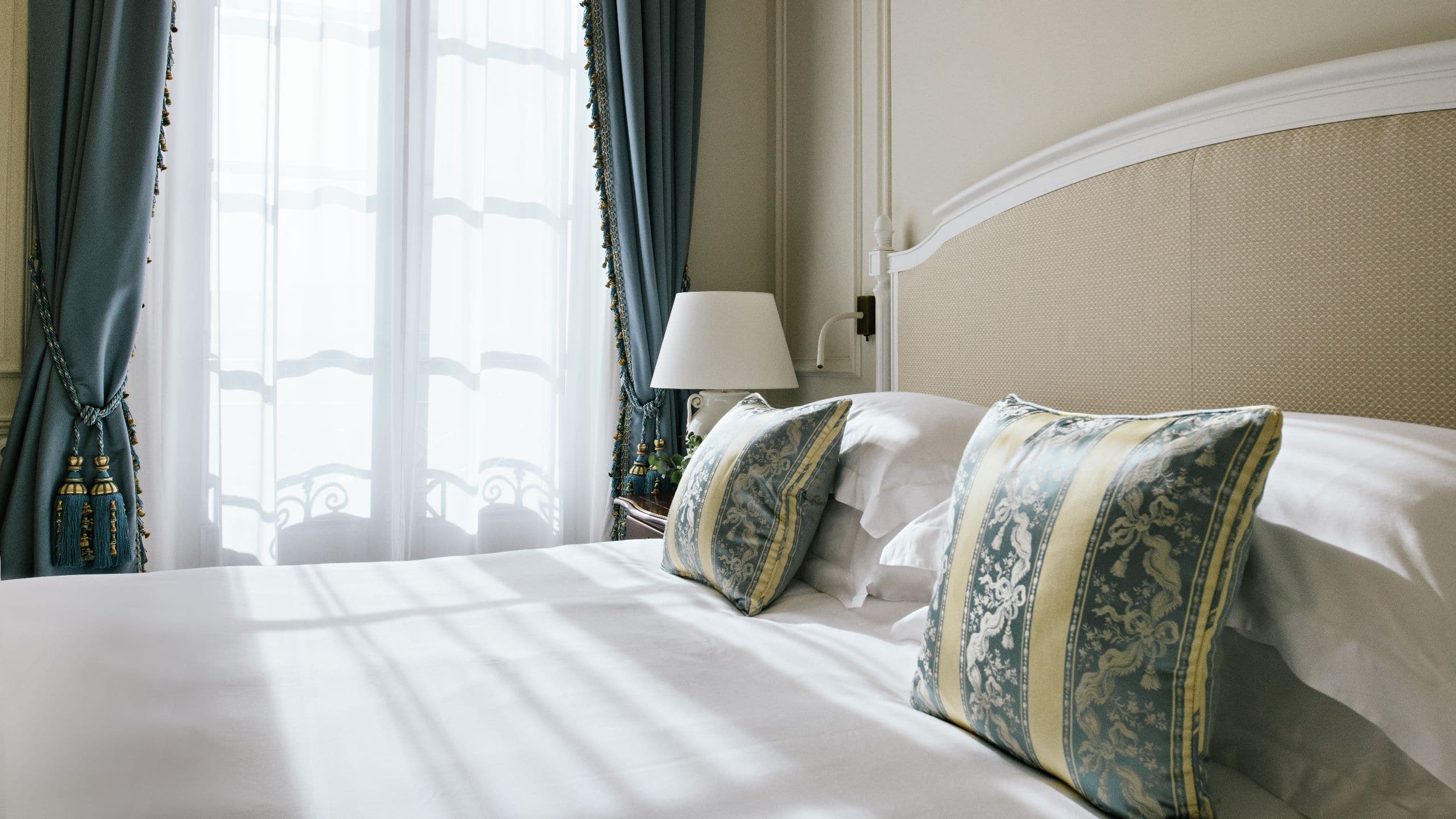 2/3 Hôtel du Palais Biarritz Jr Suite City View King Bed