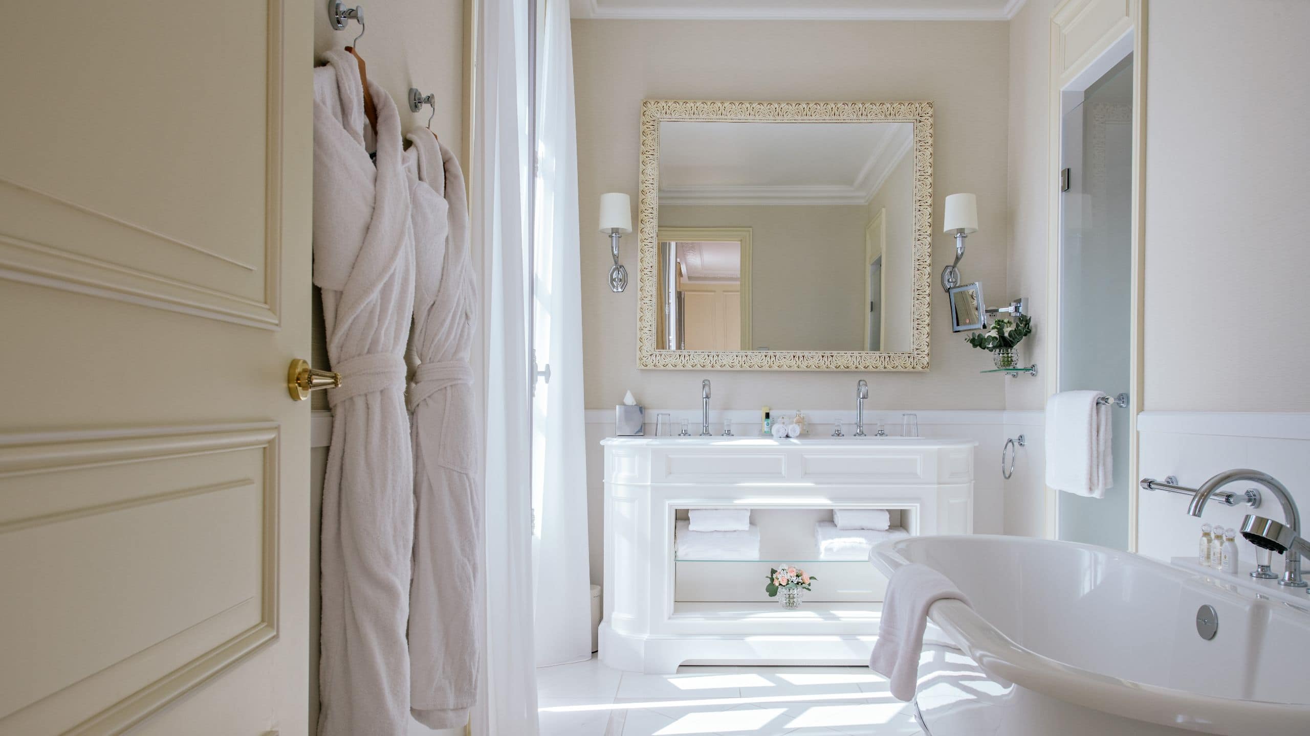 6/7 Hôtel du Palais Biarritz Jr Suite Ocean View Bathroom