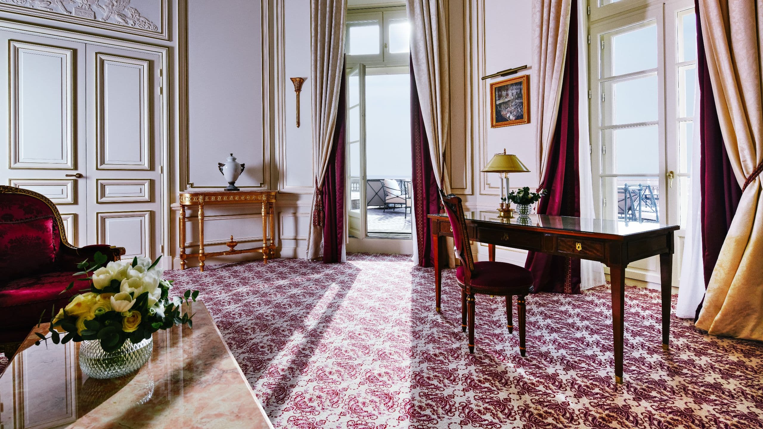 7/10 Hôtel du Palais Biarritz Sissi Suite Living Room