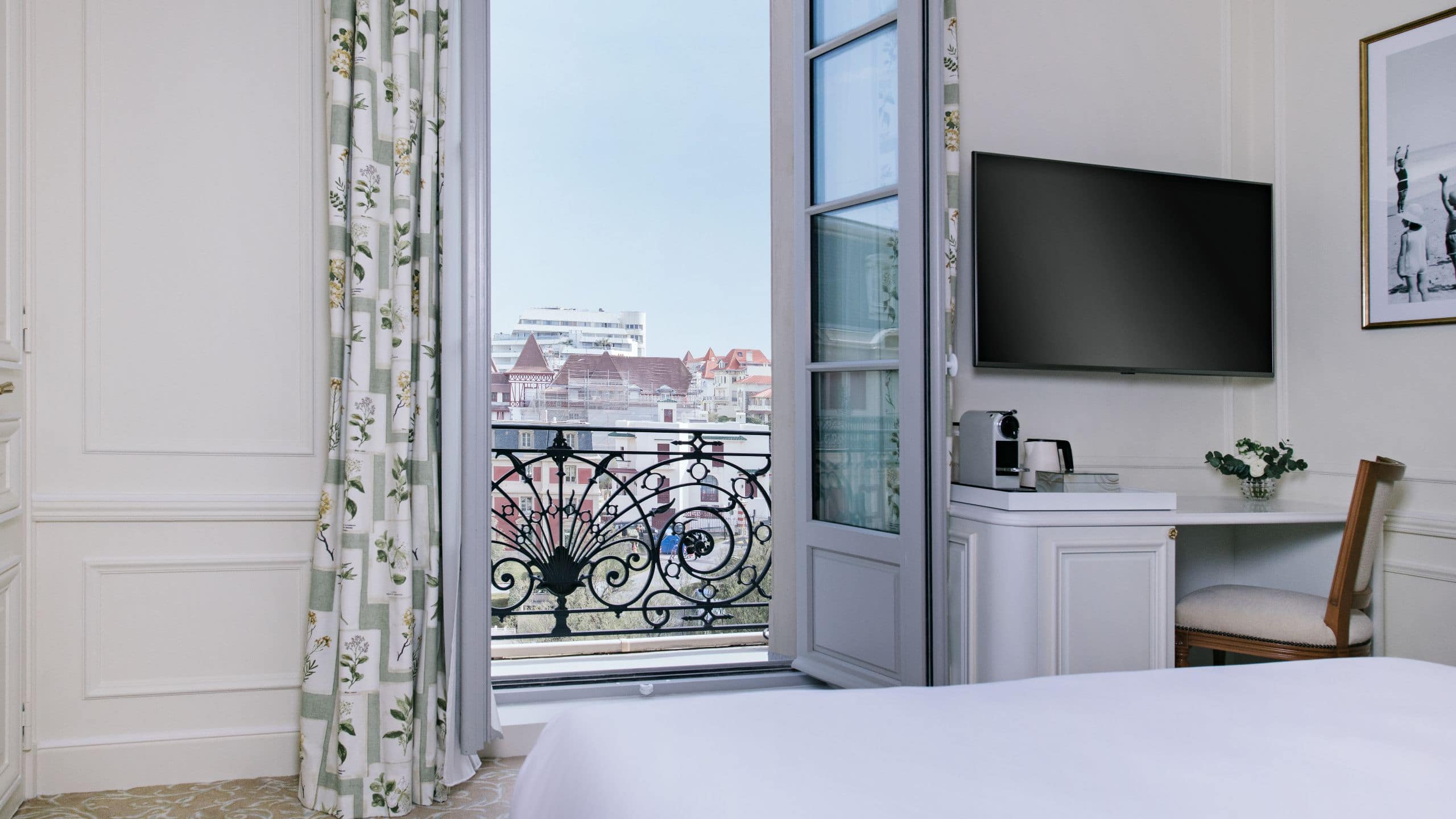 5/7 Hôtel du Palais Biarritz Family Room View