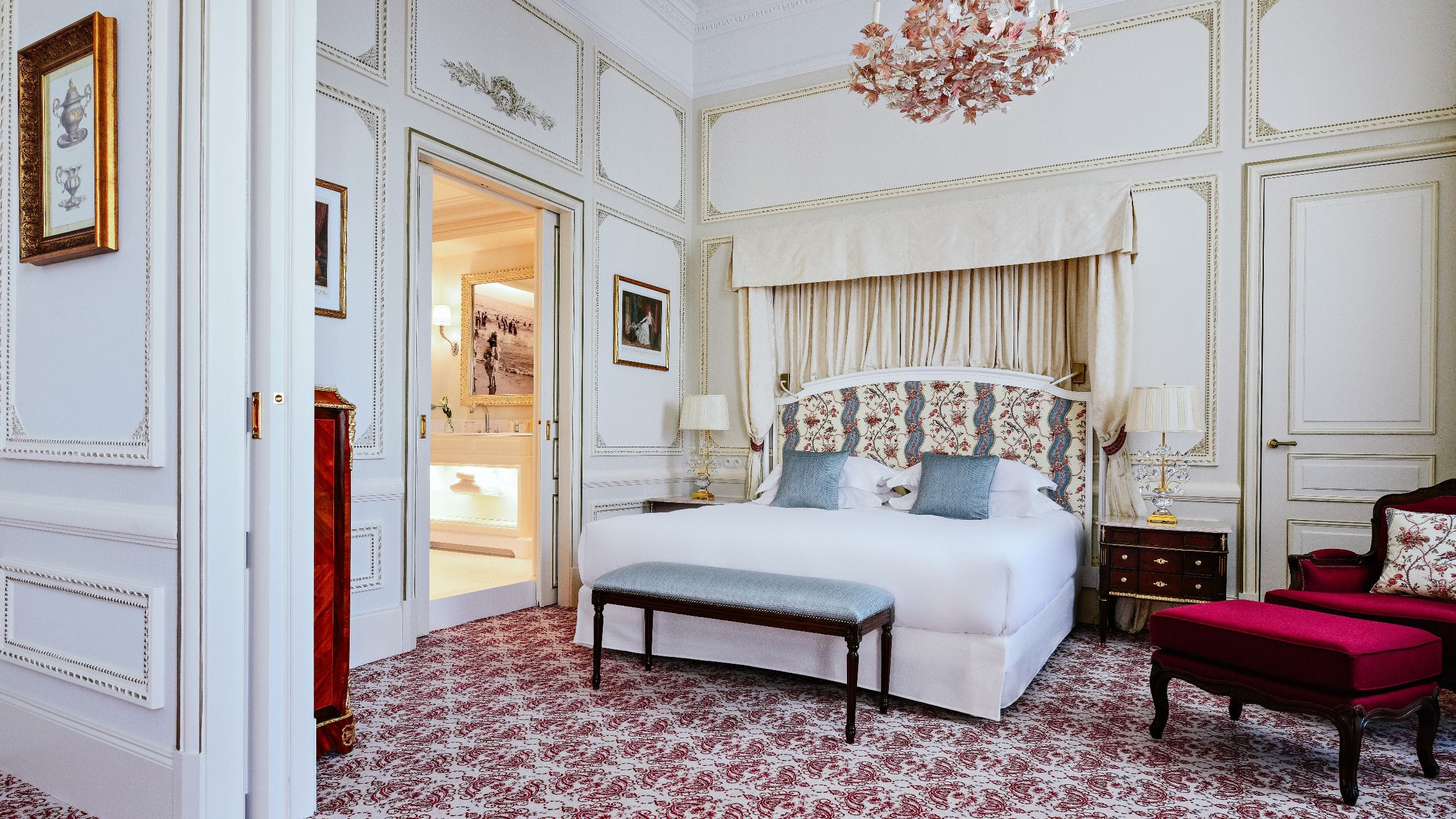 6/10 Hôtel du Palais Biarritz Sissi Suite Bedroom