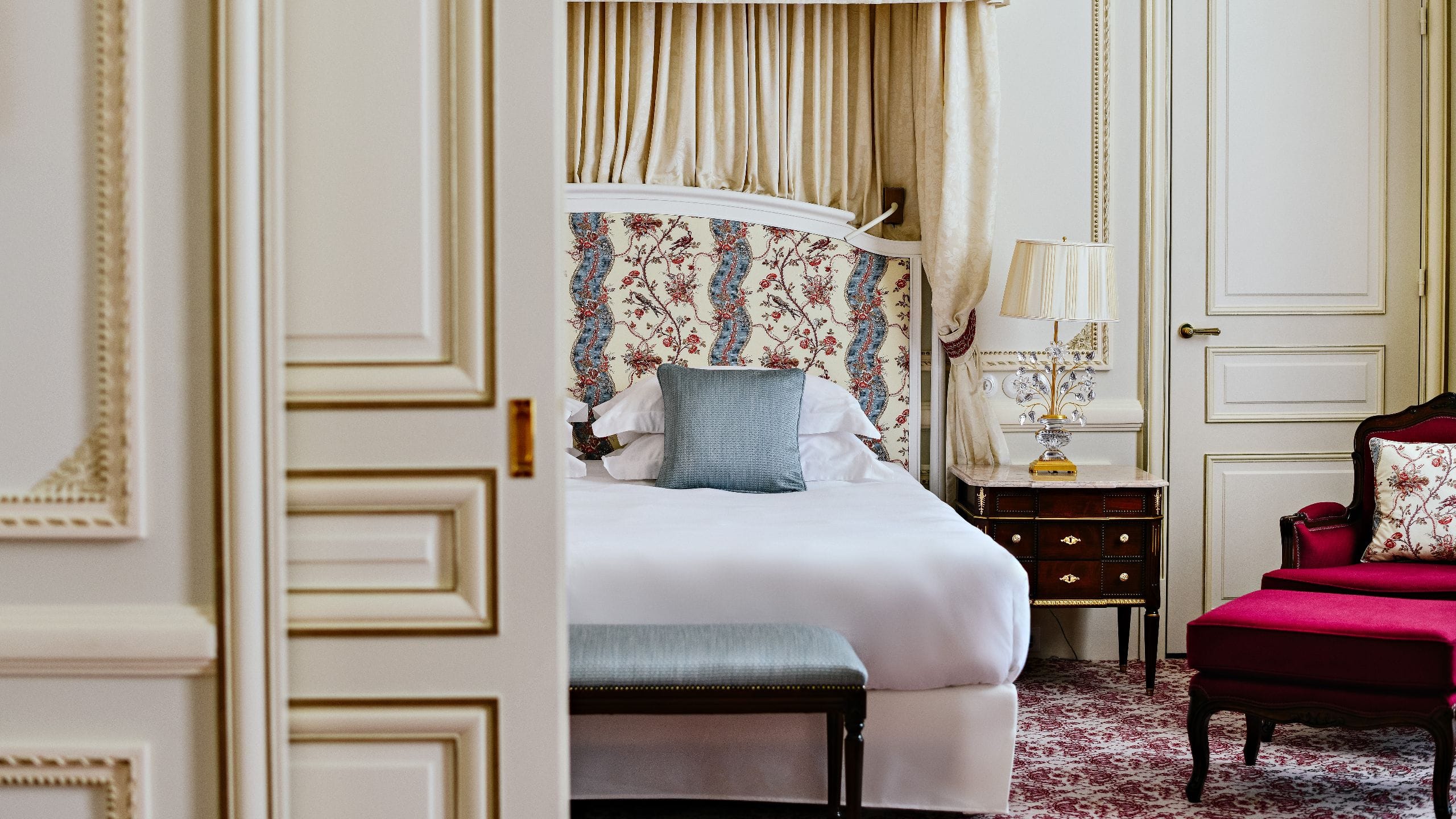 9/10 Hôtel du Palais Biarritz Sissi Suite Bedroom View