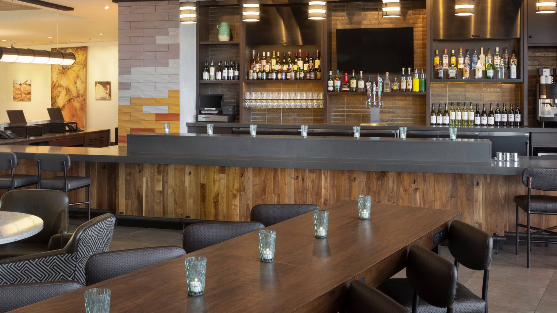 Hyatt Place Page / Lake Powell Lobby Bar