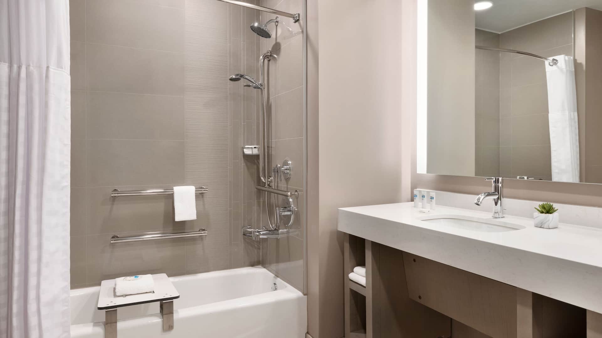 3 de 5 Hyatt House Atlanta / Perimeter Center Accessible Bathroom Bathtub