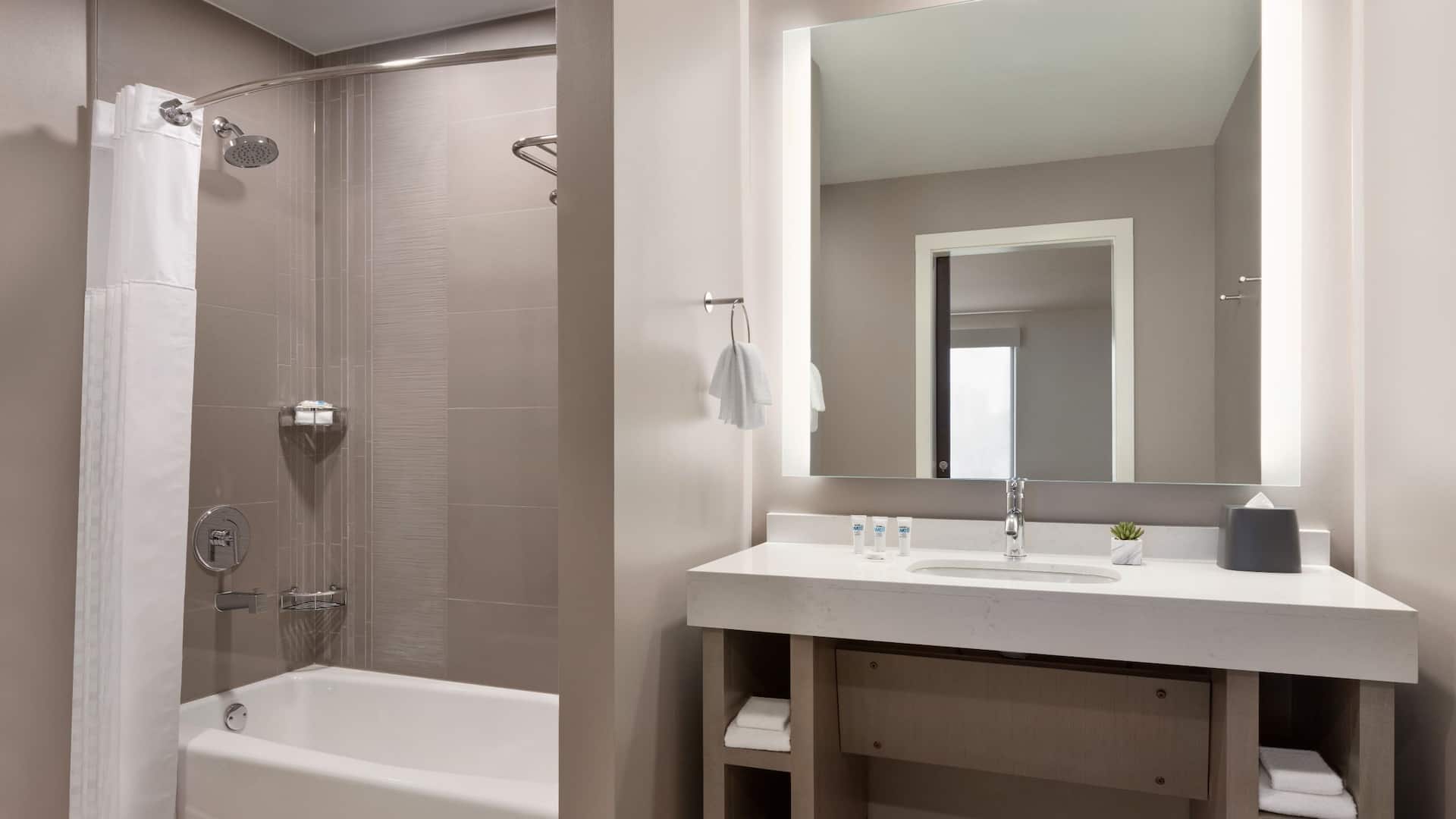 2 de 3 Hyatt House Atlanta / Perimeter Center Guest Bathroom