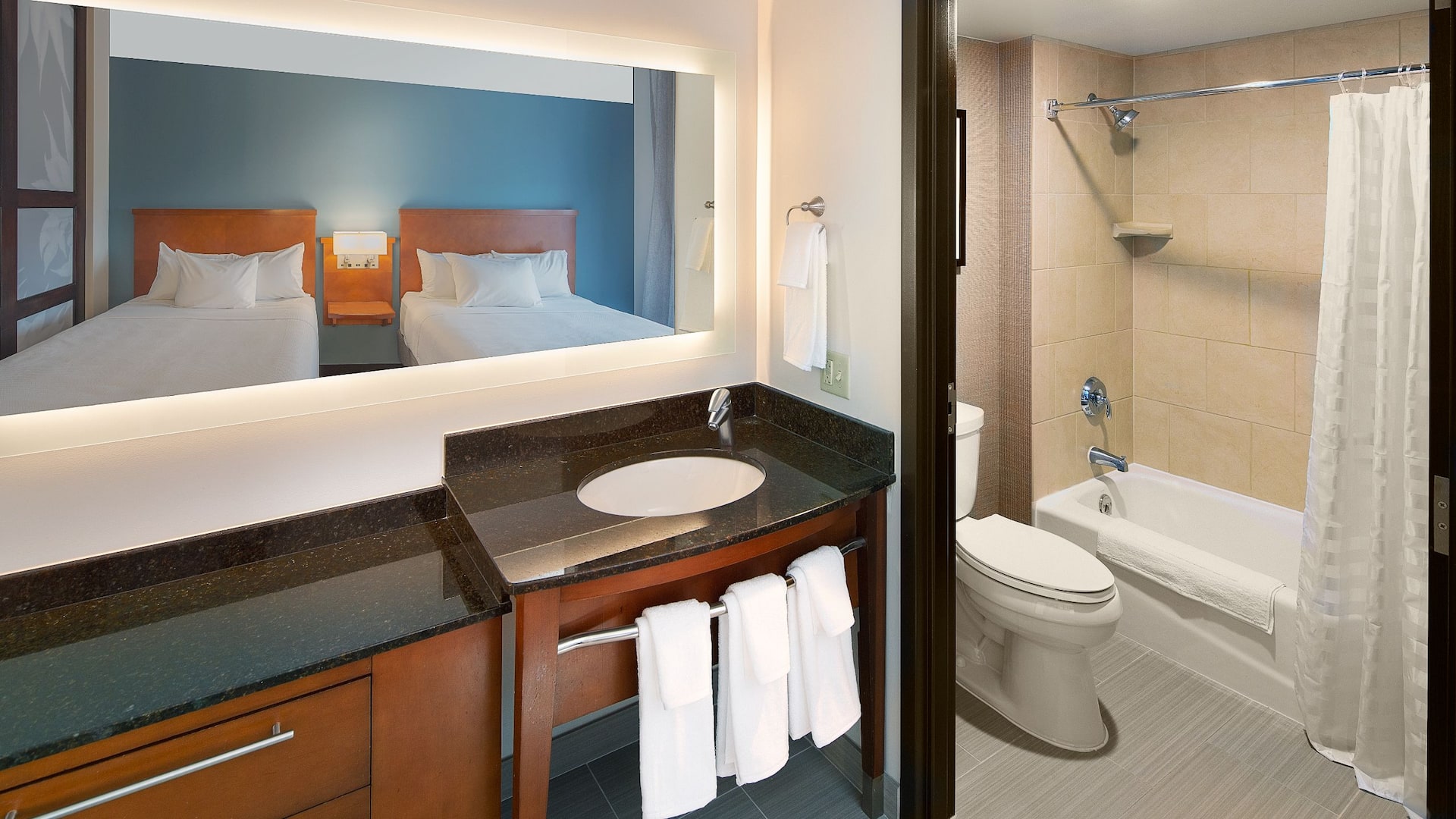 5 из 5 Hyatt Place Madison/Downtown Two Queen Bathroom