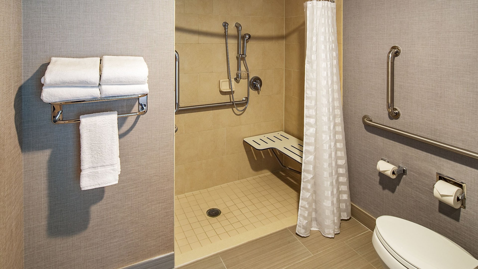 5 из 5 Hyatt Place Madison/Downtown Accessible Bathroom Shower