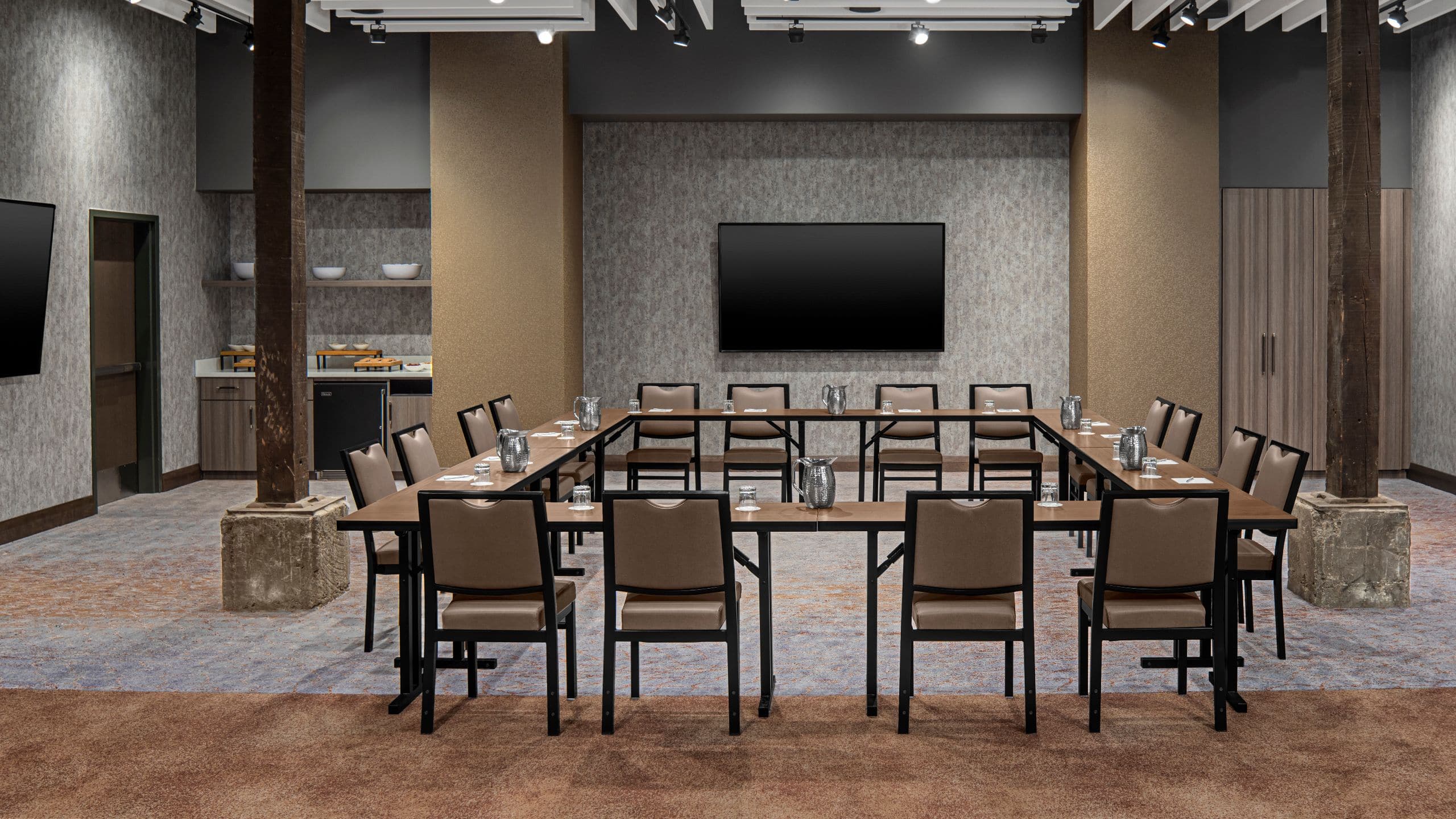 Pattern meeting room with U-shape set-up and screen