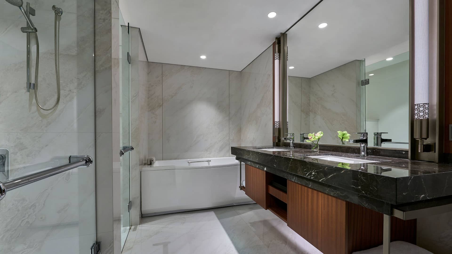 3 von 4 Grand Hyatt Jakarta Grand Deluxe Bathroom