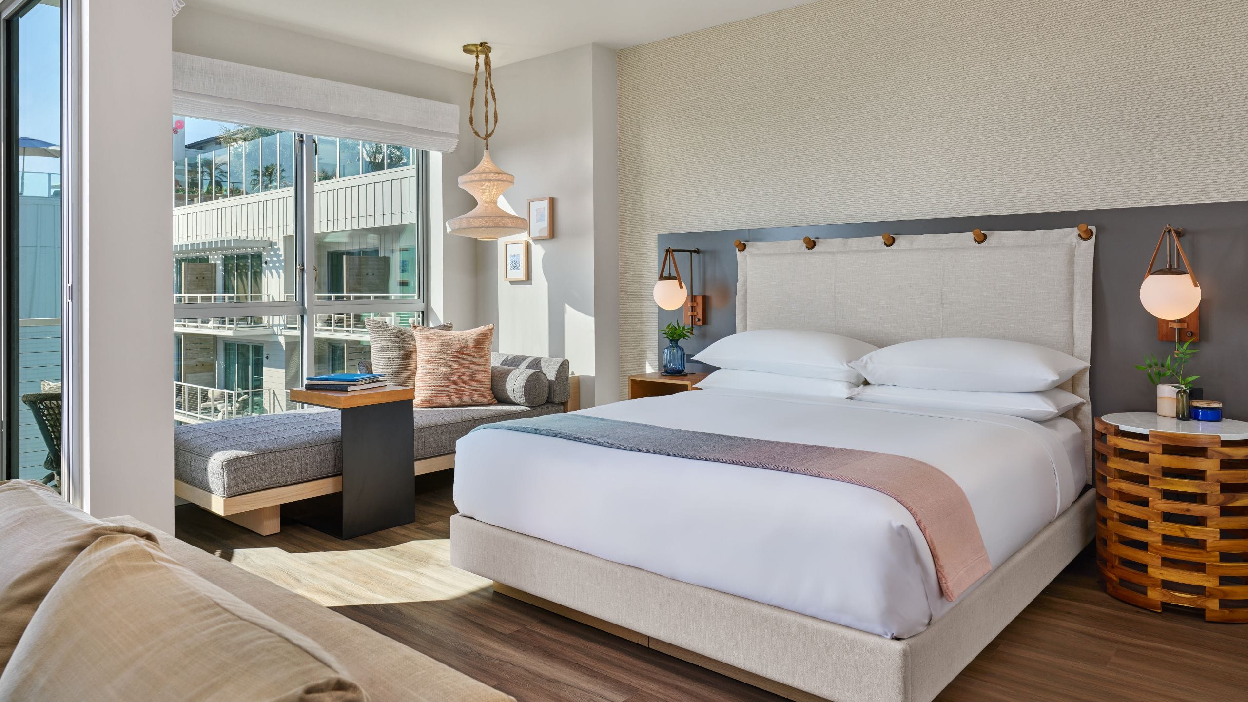 2 von 3 Mission Pacific Hotel Sanctuary Suite Ocean and Partial Ocean