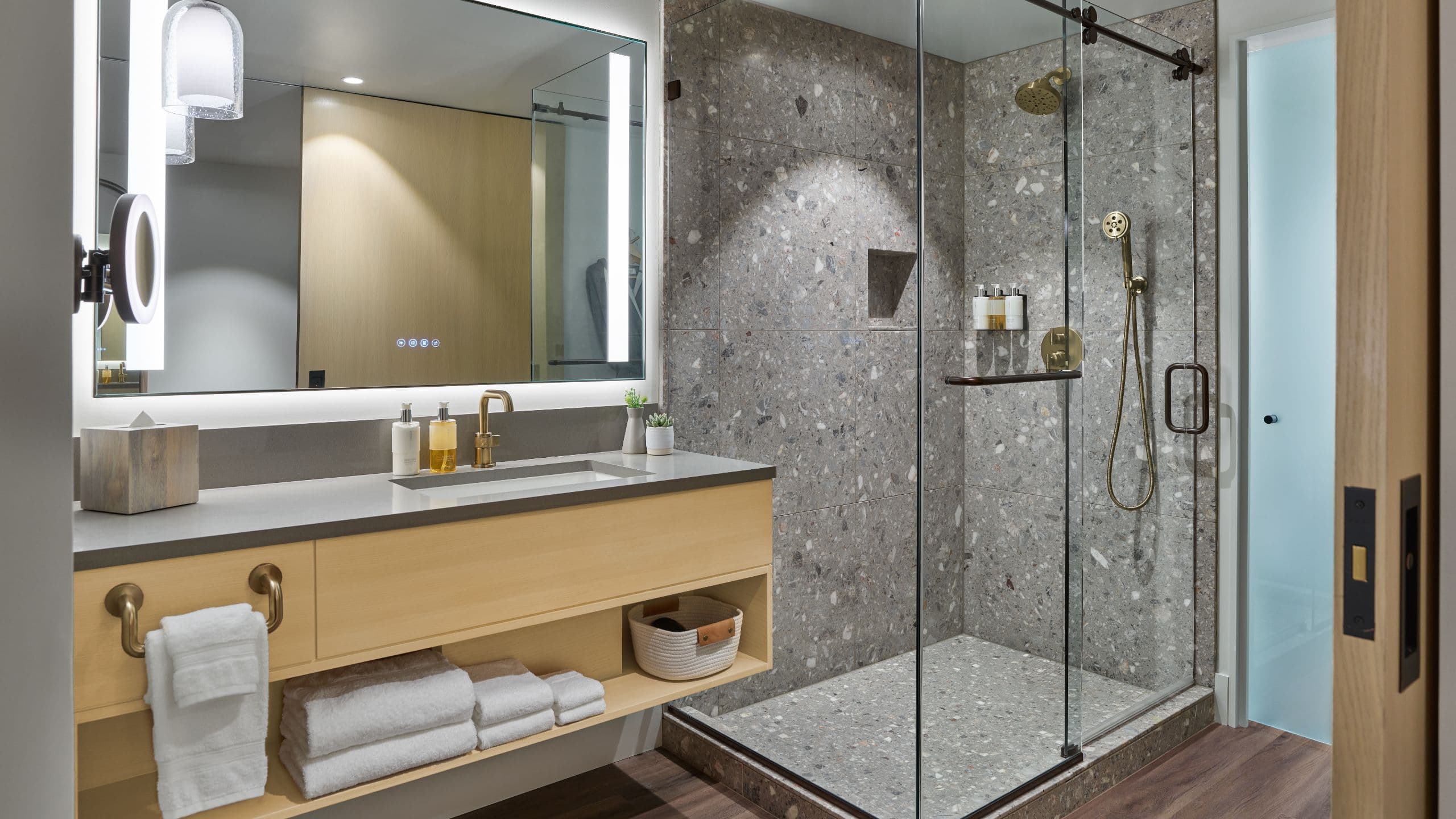 2 von 3 Mission Pacific Hotel Standard Bathroom