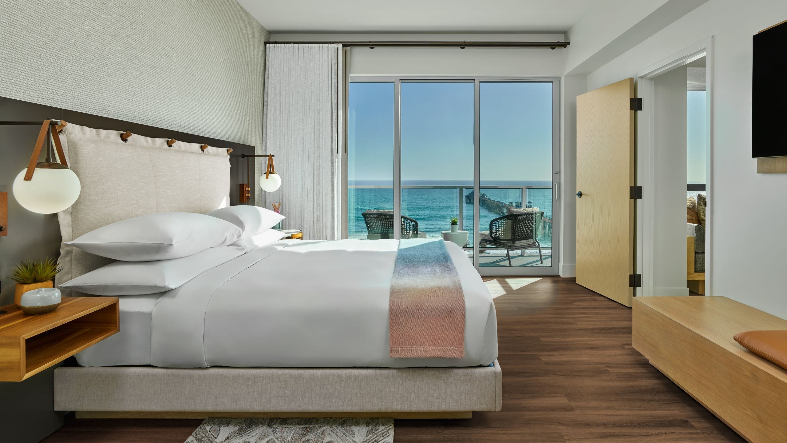5 von 10 Mission Pacific Hotel Ethereal Suite Main Bedroom