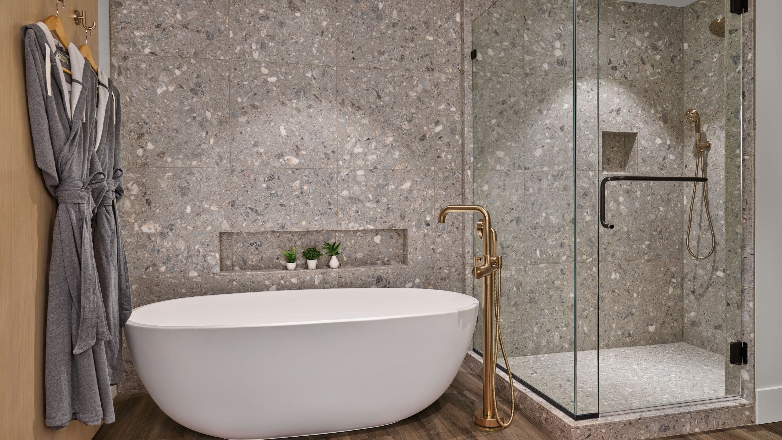 8 von 10 Mission Pacific Hotel Ethereal Suite Bathroom