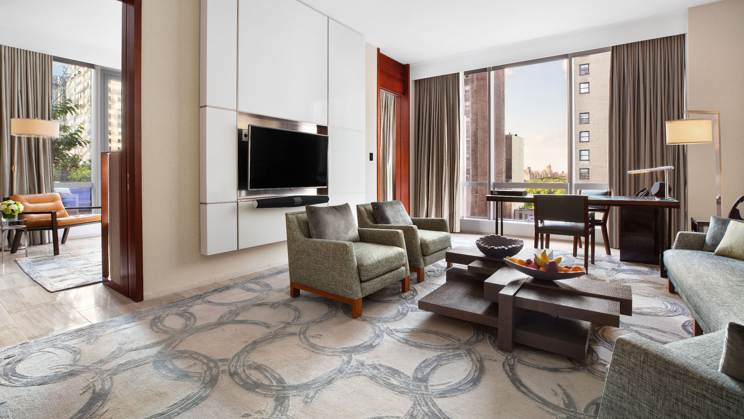 4 из 6 Spacious and stylish living room in a Sky Terrace Suite with modern furnishings and city views