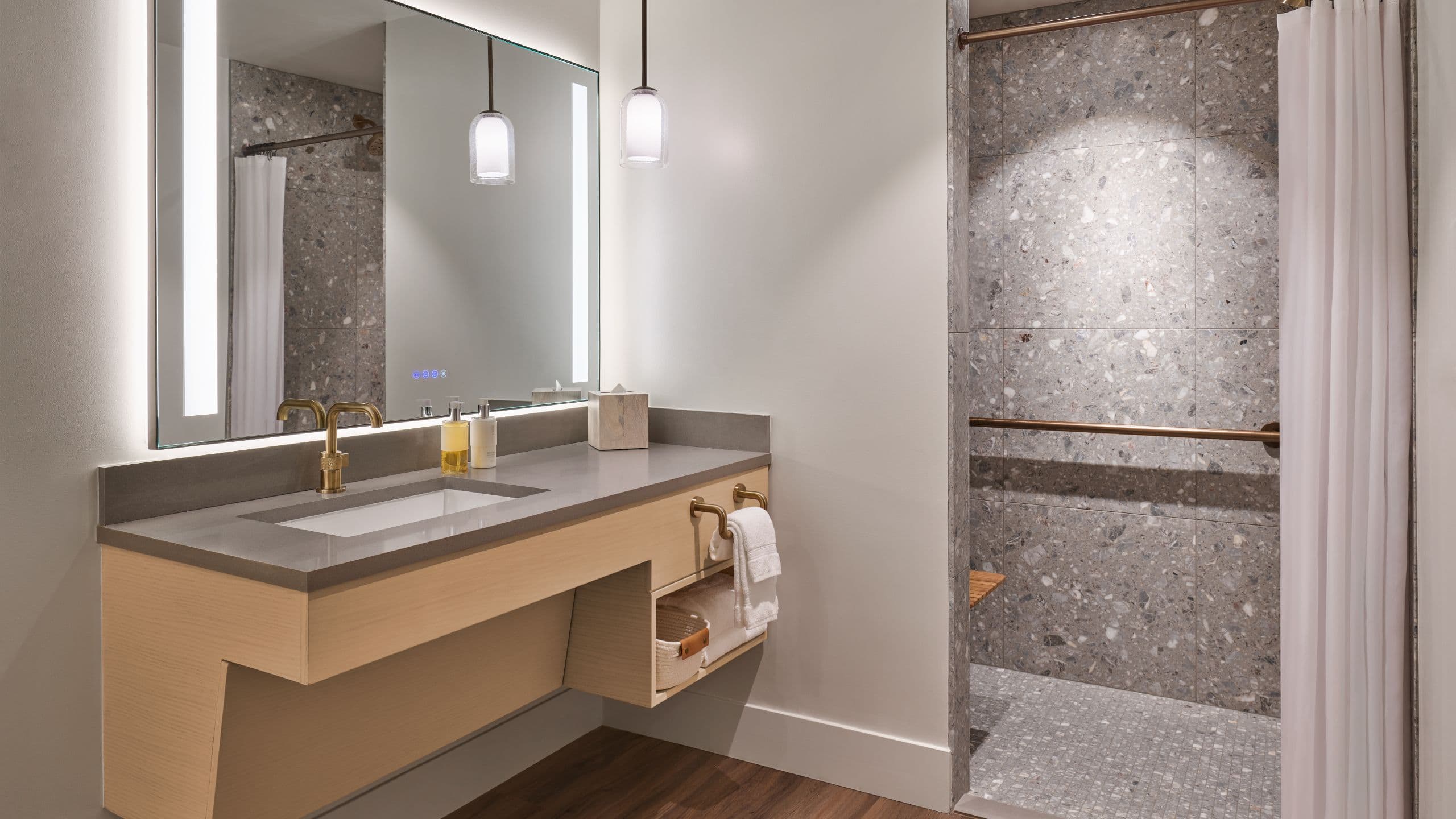 2 von 3 Mission Pacific Hotel Ada King Roll In Shower