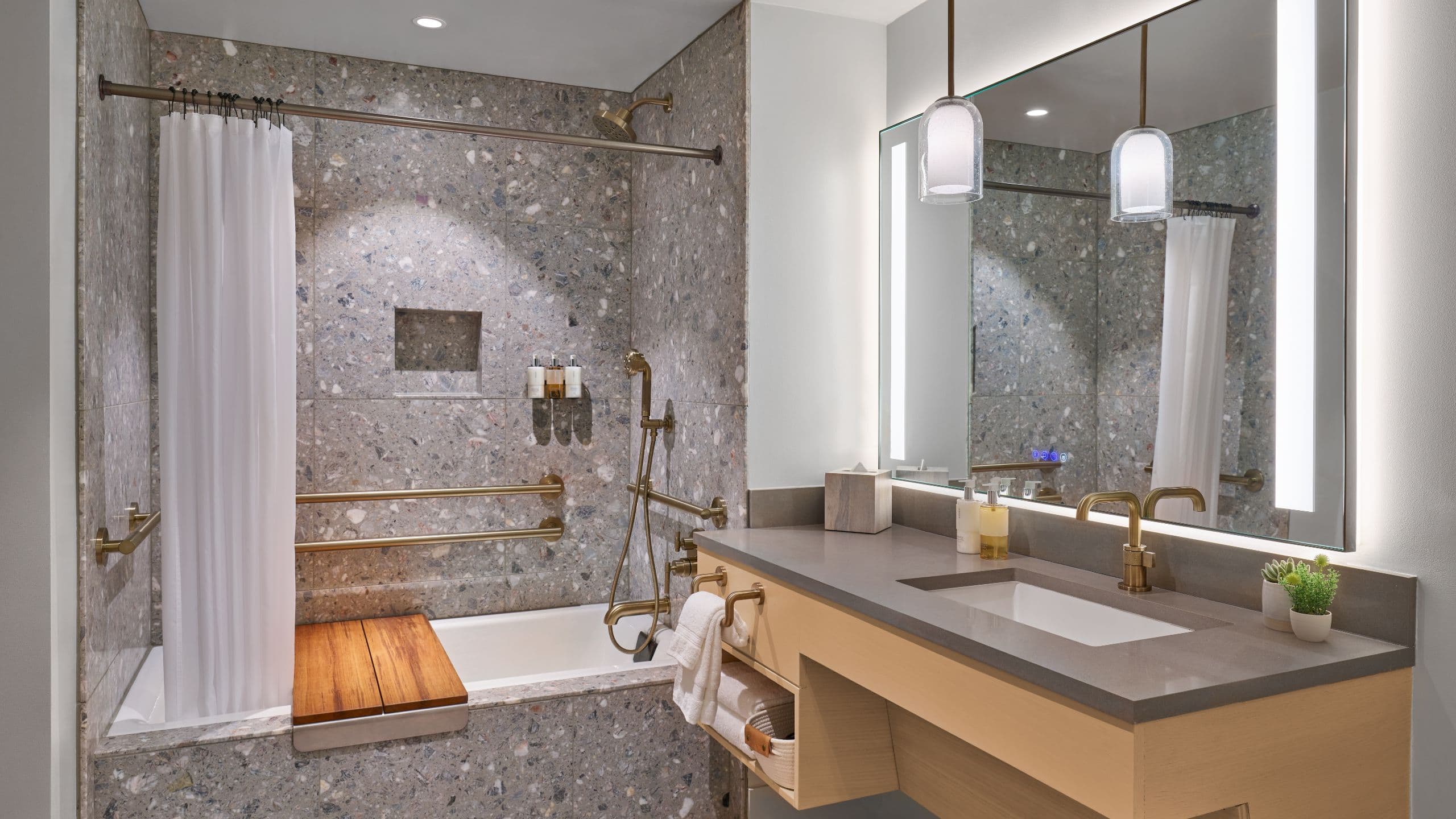 3 von 3 Mission Pacific Hotel Ada King Bathtub Shower
