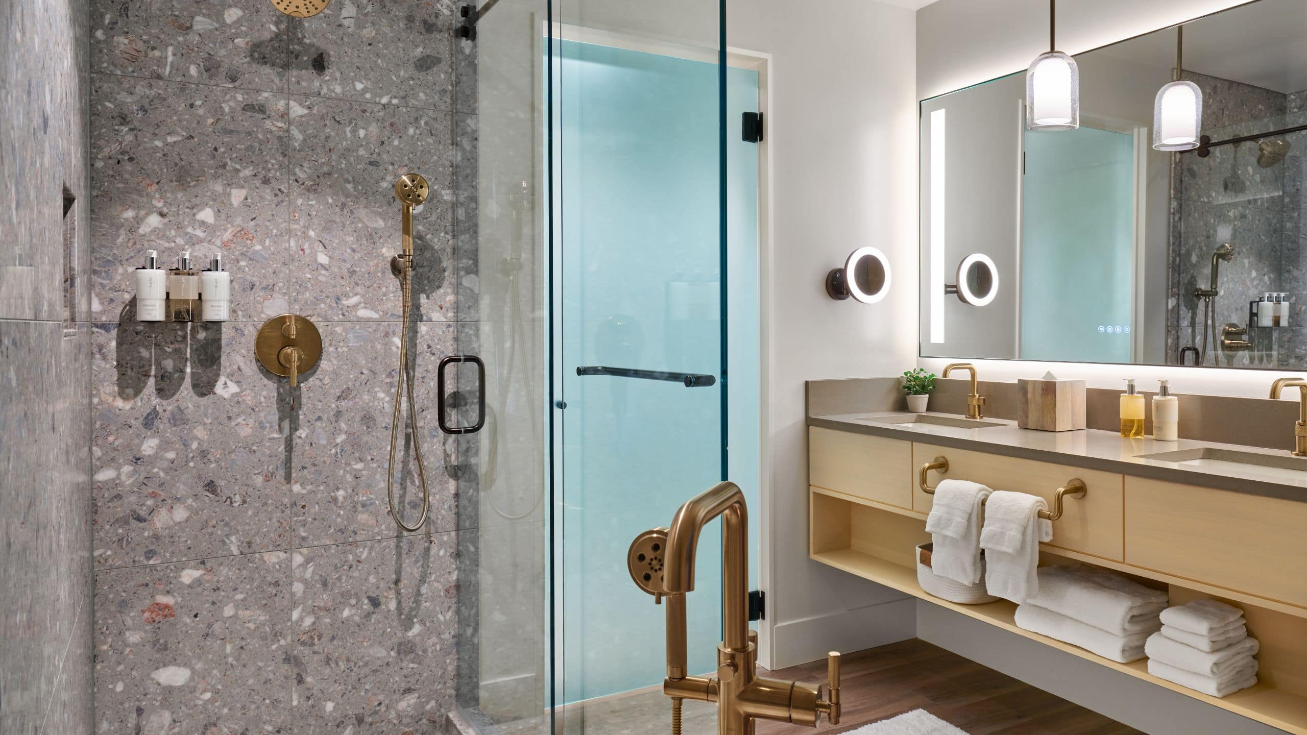 7 de 8 Mission Pacific Hotel Bohemian Suite Bathroom